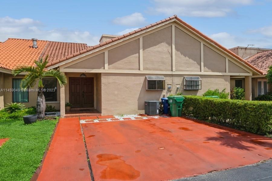 Photo of 19521 E Cypress Ct E in Hialeah, FL