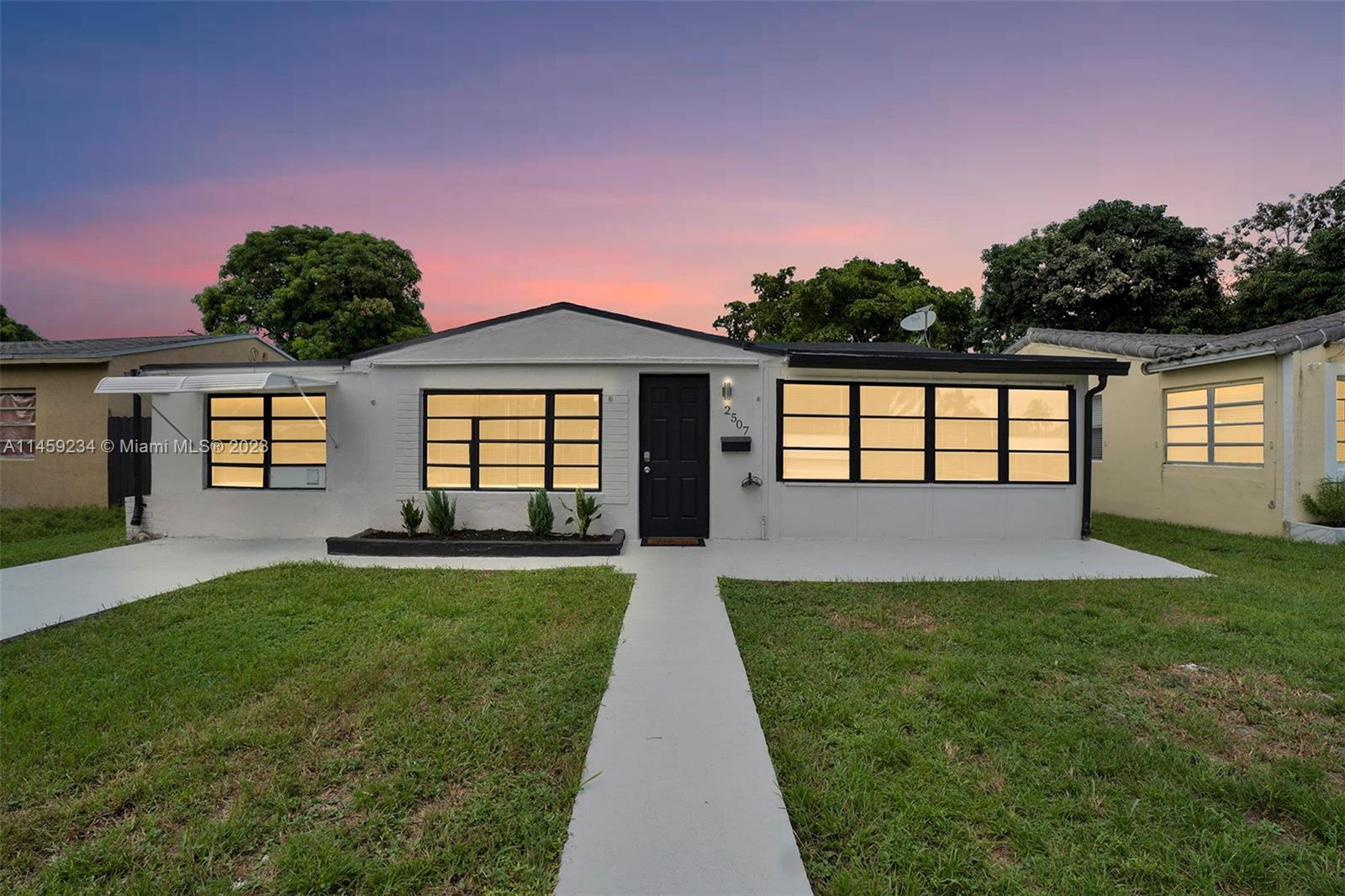 Looking for the ideal Multi-gen home, well look no further, here it is! Located moments from Hollywo