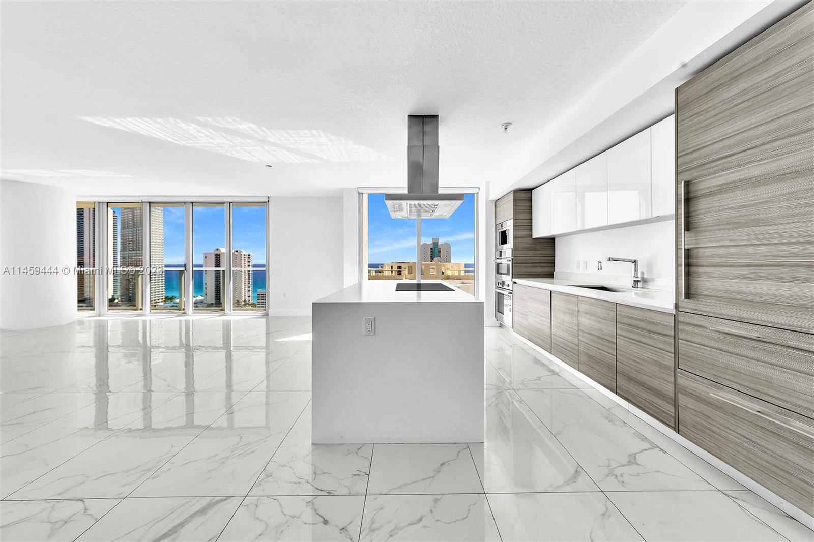 ULTRA-LUXURY BLDG IN THE HEART OF THE PRESTIGIOUS CITY OF SUNNY ISLES. ALMOST 2500 SQFT INCLUDING WR