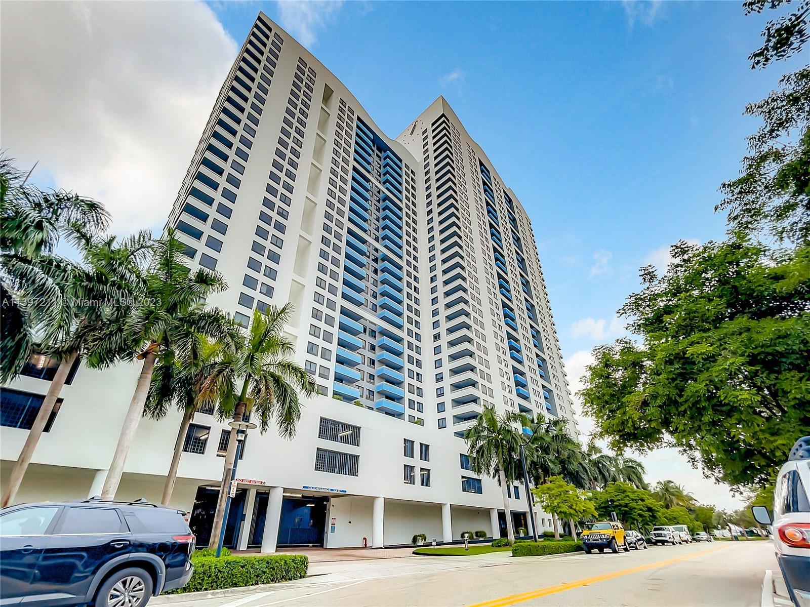 Experience luxury living at the Waverly in Miami Beach! This spacious 2-bed, 2-bath condo offers swe
