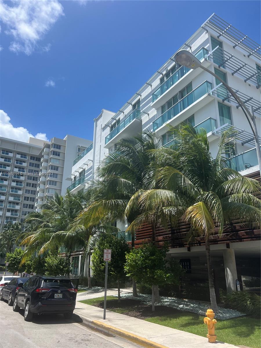 Welcome to Miami Beach's prime getaway destination! This stylish 1-bedroom, 1-bathroom condo hotel o