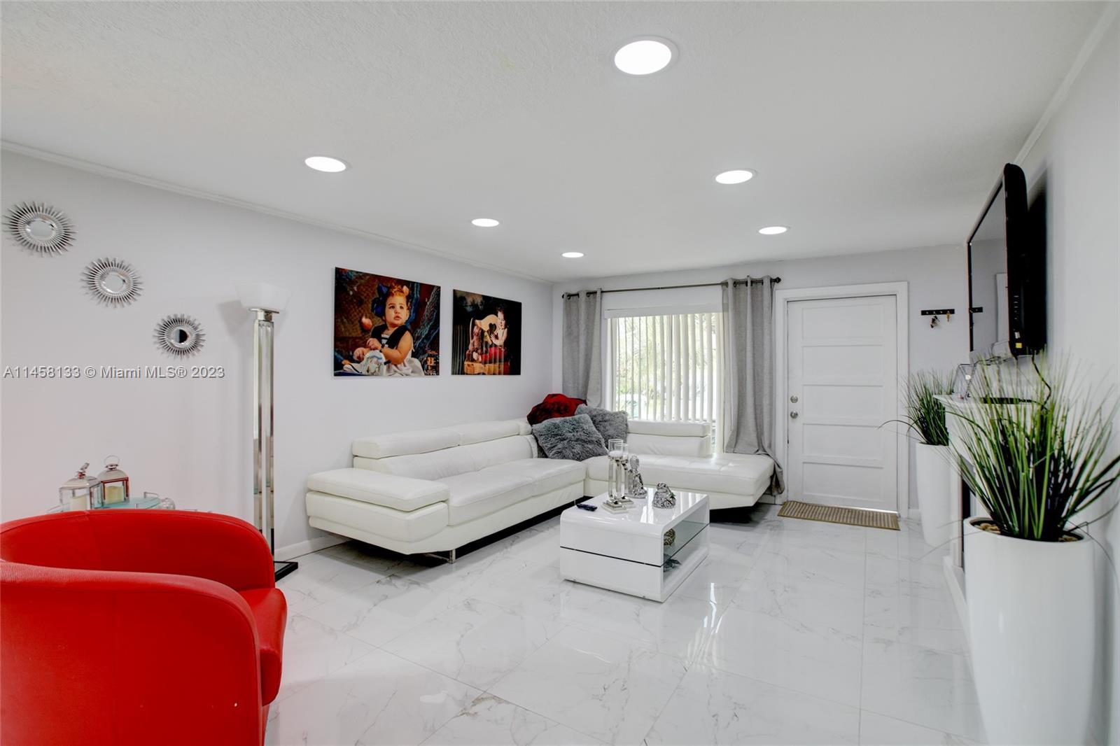 Photo of 689 SW 7th Ter in Dania Beach, FL