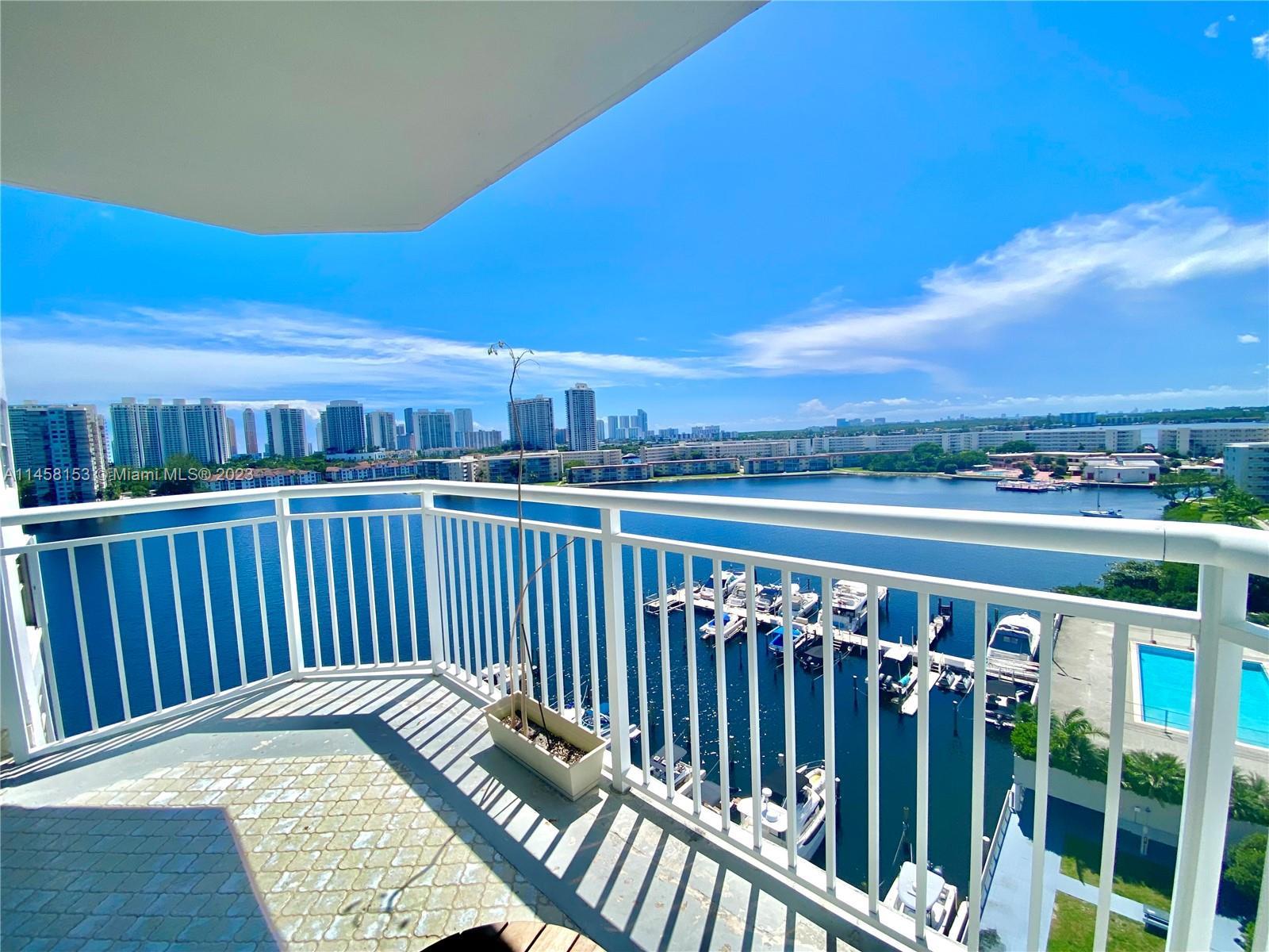 Bright and large 1bed/1,5 bath apartment with spectacular bay view. Very well kept on the building w