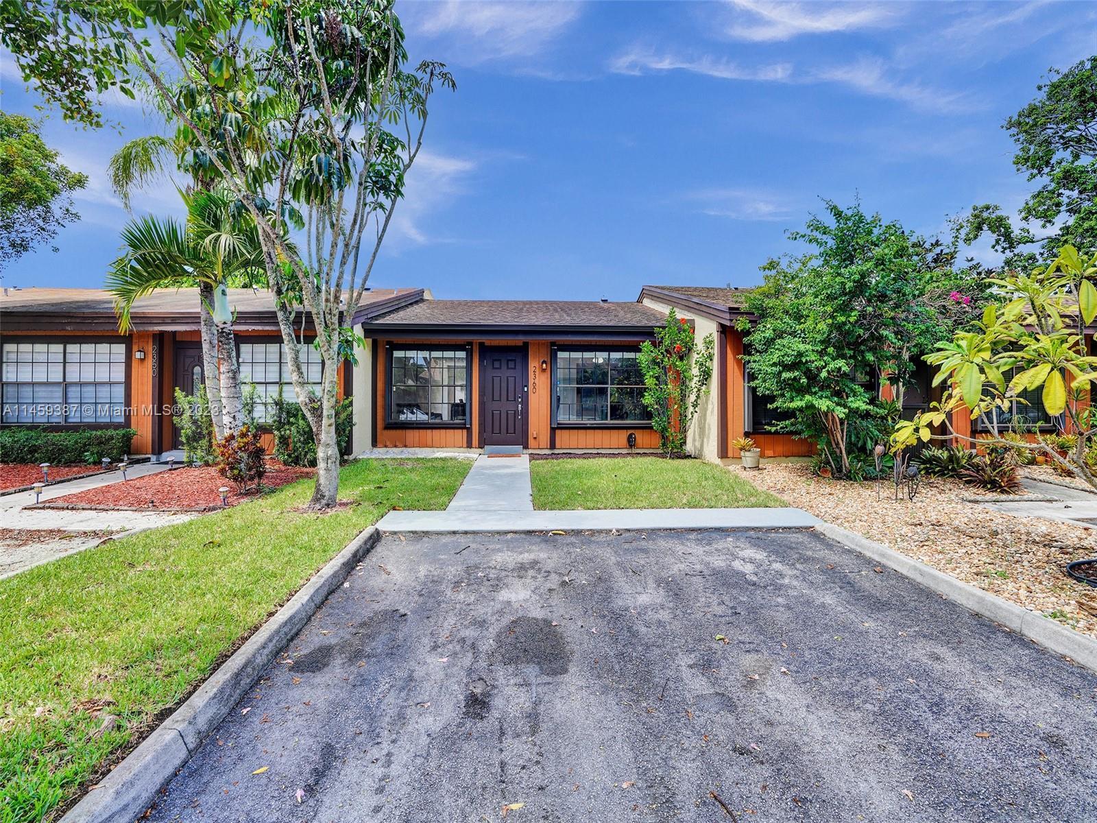 Photo of 2360 Peach Ct in Pembroke Pines, FL