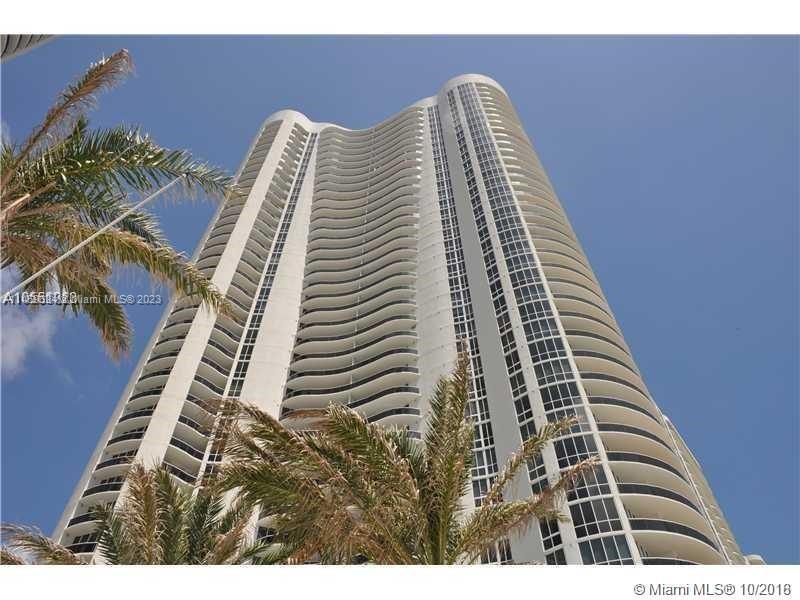 This sleek and sophisticated 02 line is located in a soaring 43 stories luxury tower in desirable Su