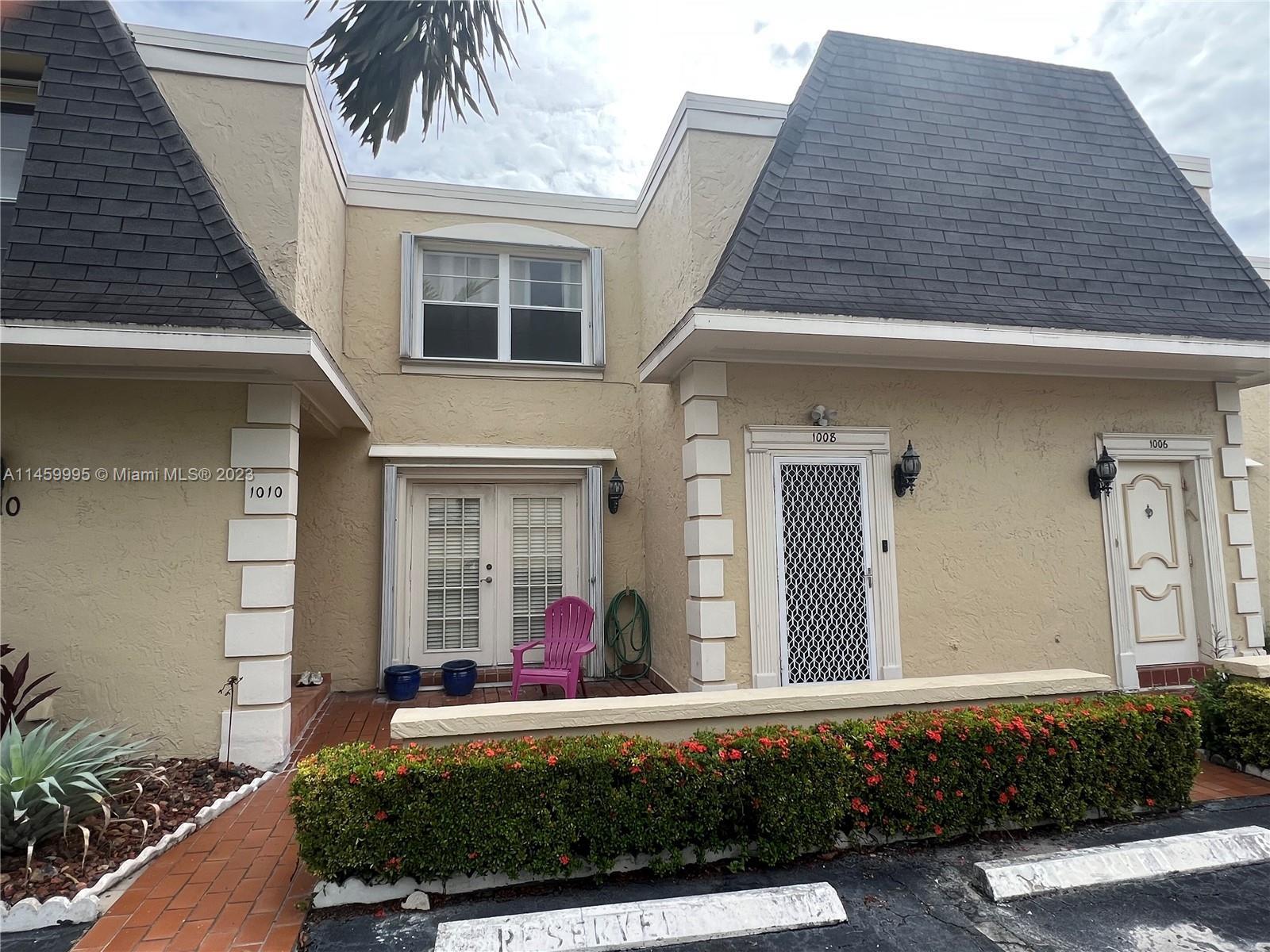 Cozy 2 story 2 bedrooms 2.5 baths Townhome, at Venetian Park in Three Islands. Spacious living room 