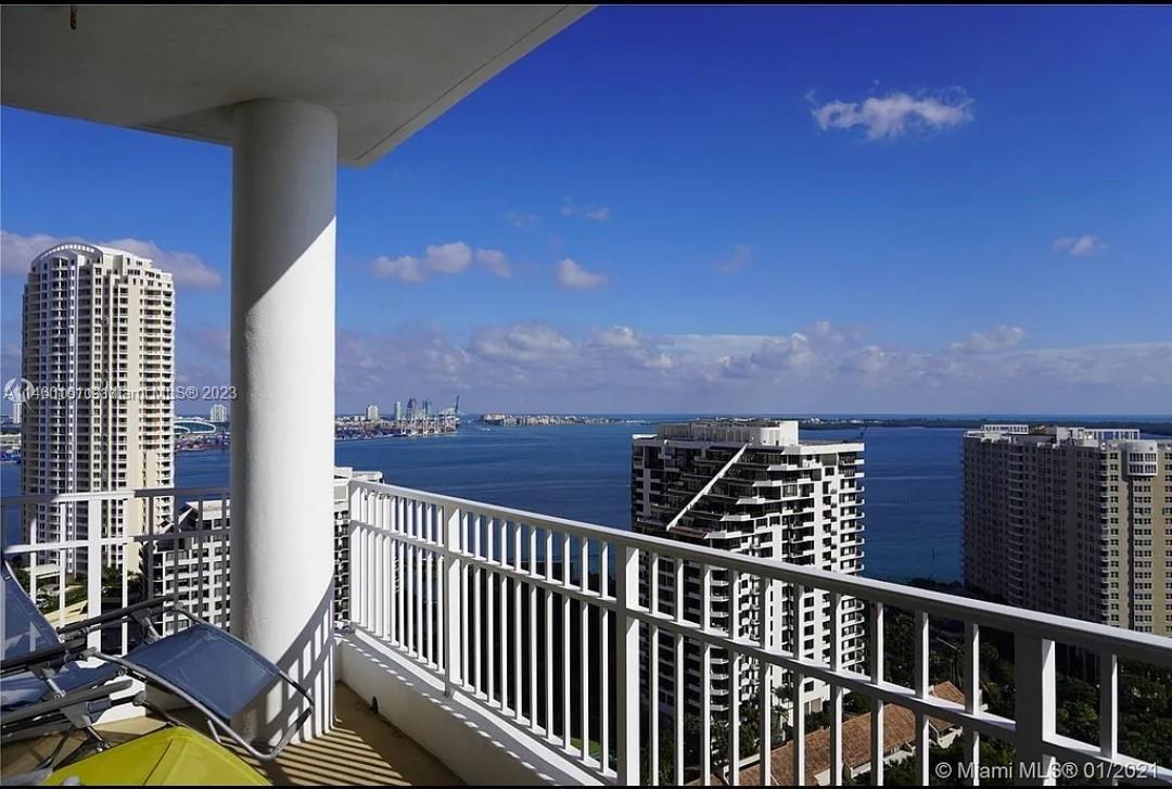 Excellent High Floor Corner Unit with Beautiful Bay and Miami Skyline Views. Split Floor plan with 2