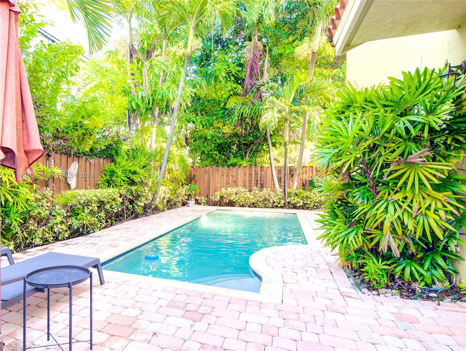 VICTORIA PARK CORNER HOME. Private HEATED Pool. Few Townhouses with POOL and NO HOA (NO Association,