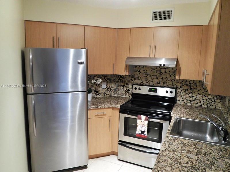 Photo of 210 Lake Pointe Dr #212 in Oakland Park, FL