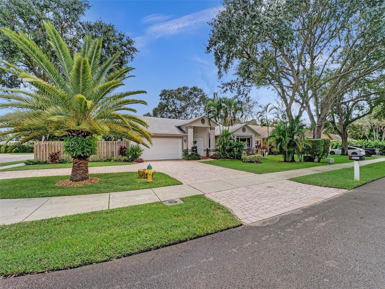 Photo of 4312 SW 78th Dr in Davie, FL