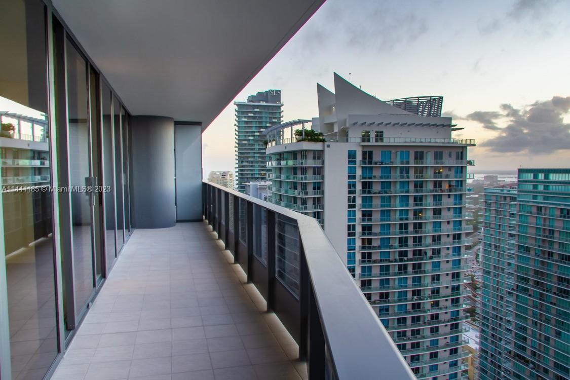Elevate your lifestyle on Brickell’s 42nd floor. This exceptional residence promises panoramic sunse