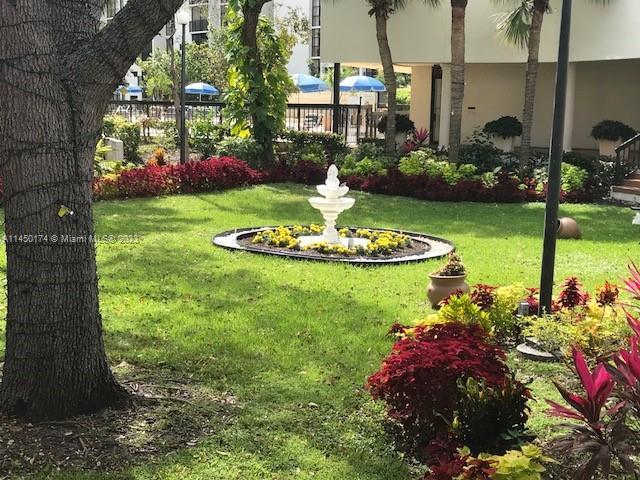 !location!! Sunny Isles Beach, walking distance to Beach, Restaurants, Shopping Centers and Parks.
