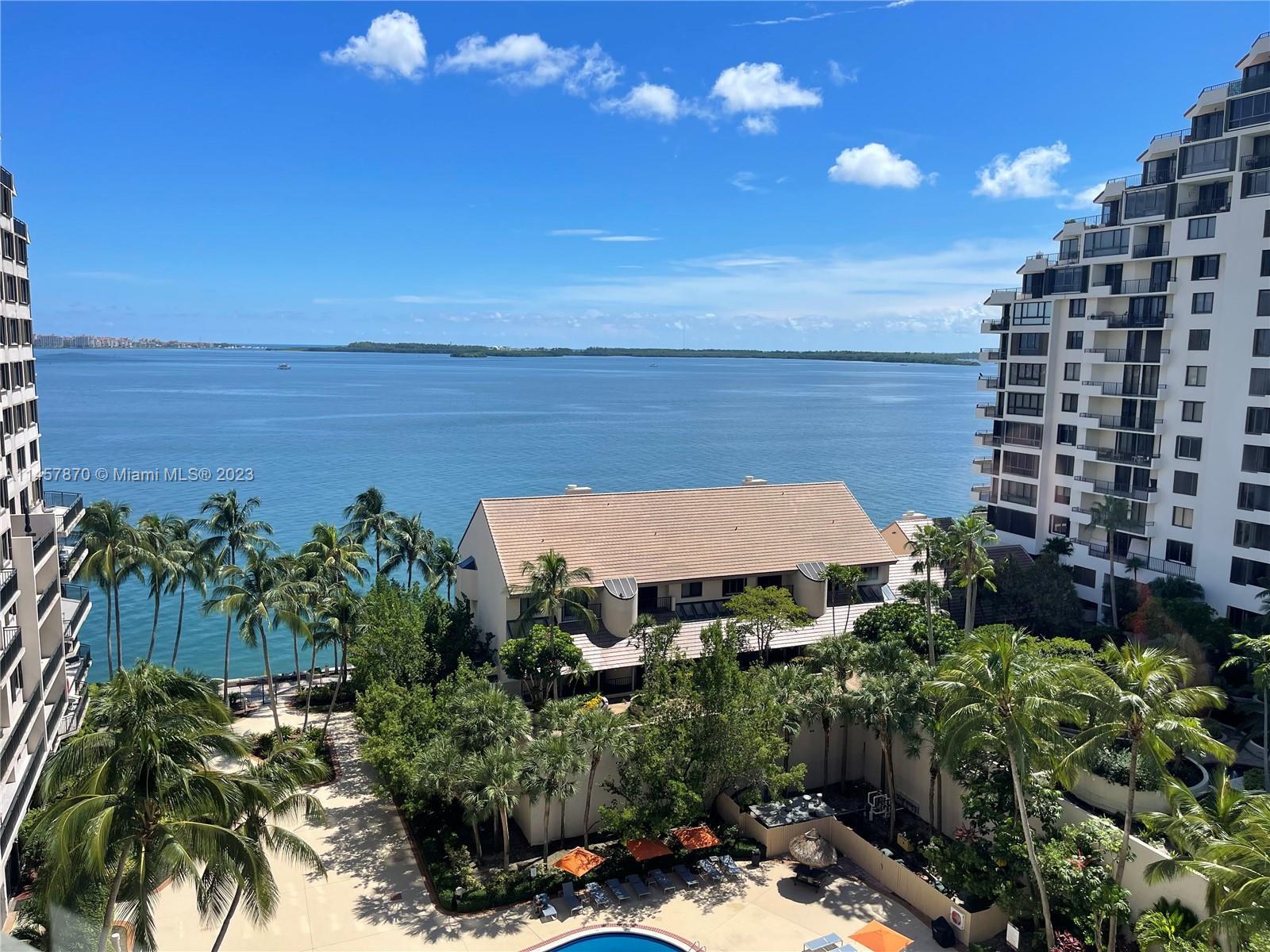 Wake up with an amazing view of Biscayne Bay in the heart of prestigious Brickell Key! 1 bedroom, 1 