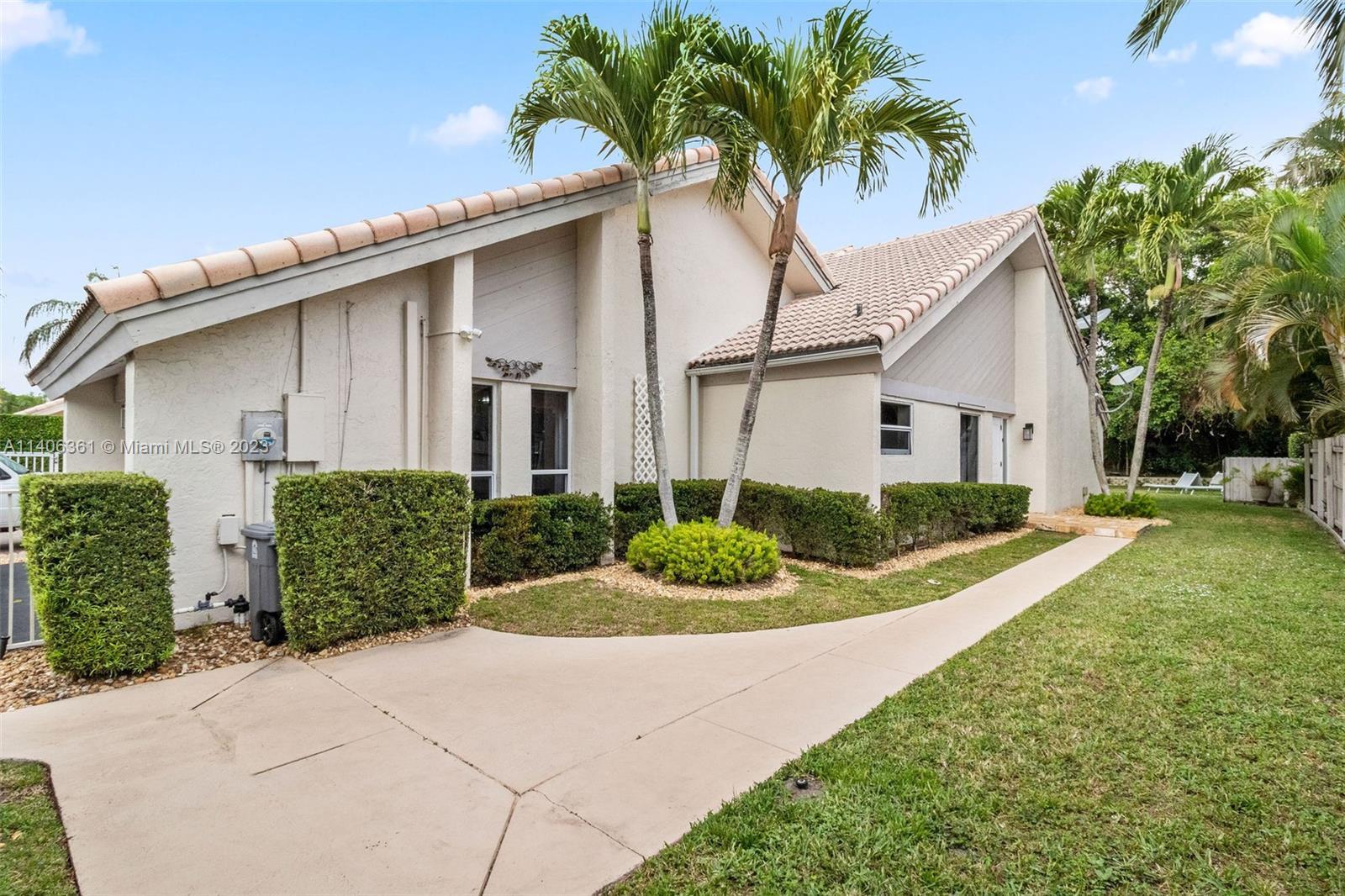 This gated community 3/2 remodeled house is rare to find. Located in a gated community with a very n