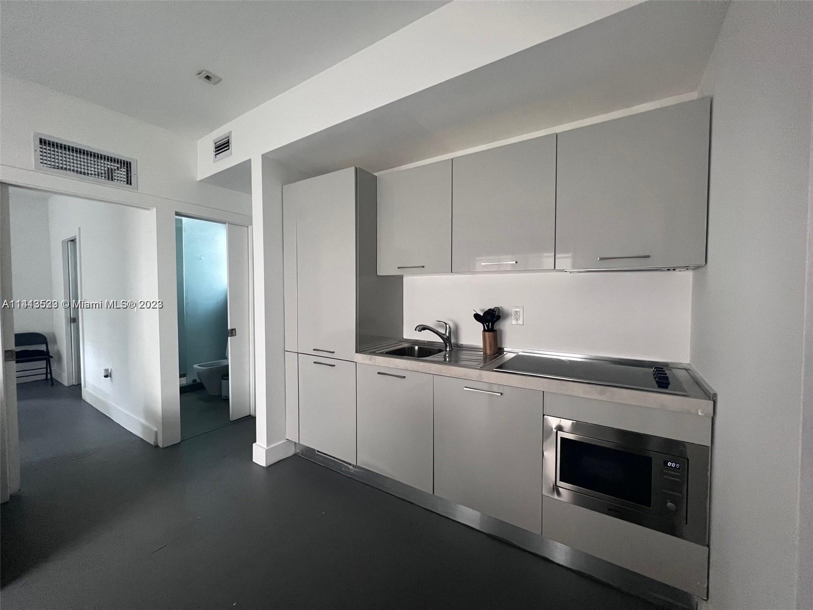 Beautifully renovated 2 bedroom 2 bathroom condo in the heart of Miami Beach. Walking distance to th