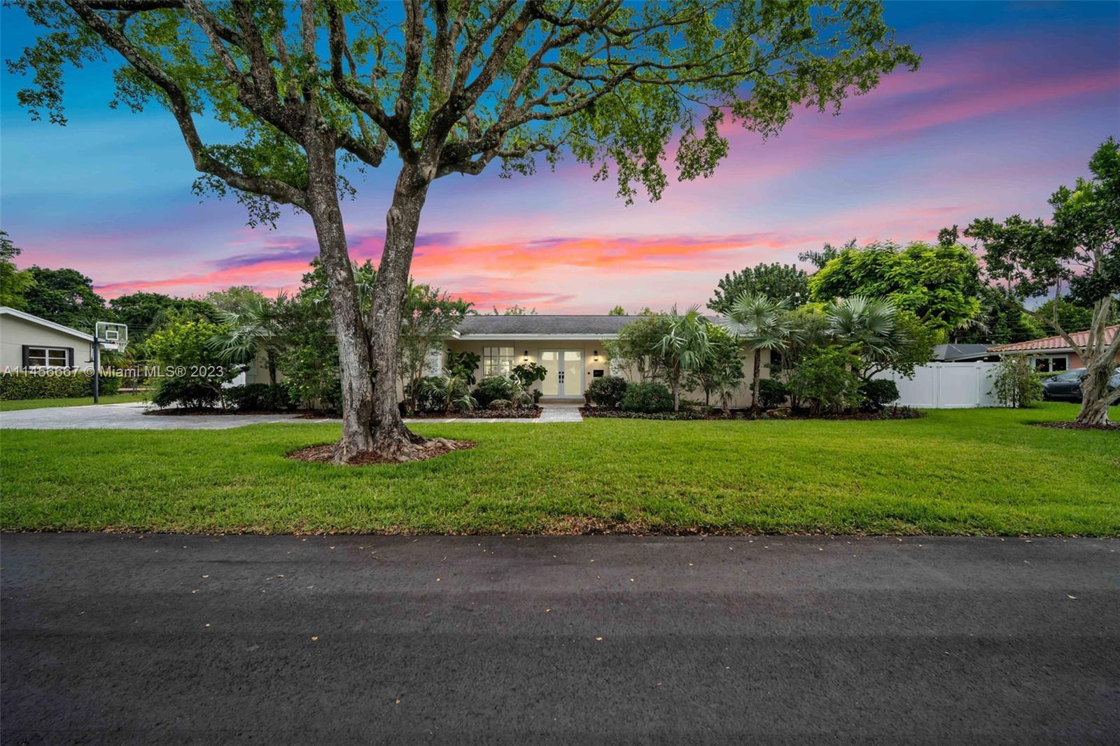Photo of 13041 SW 70th Ave in Pinecrest, FL