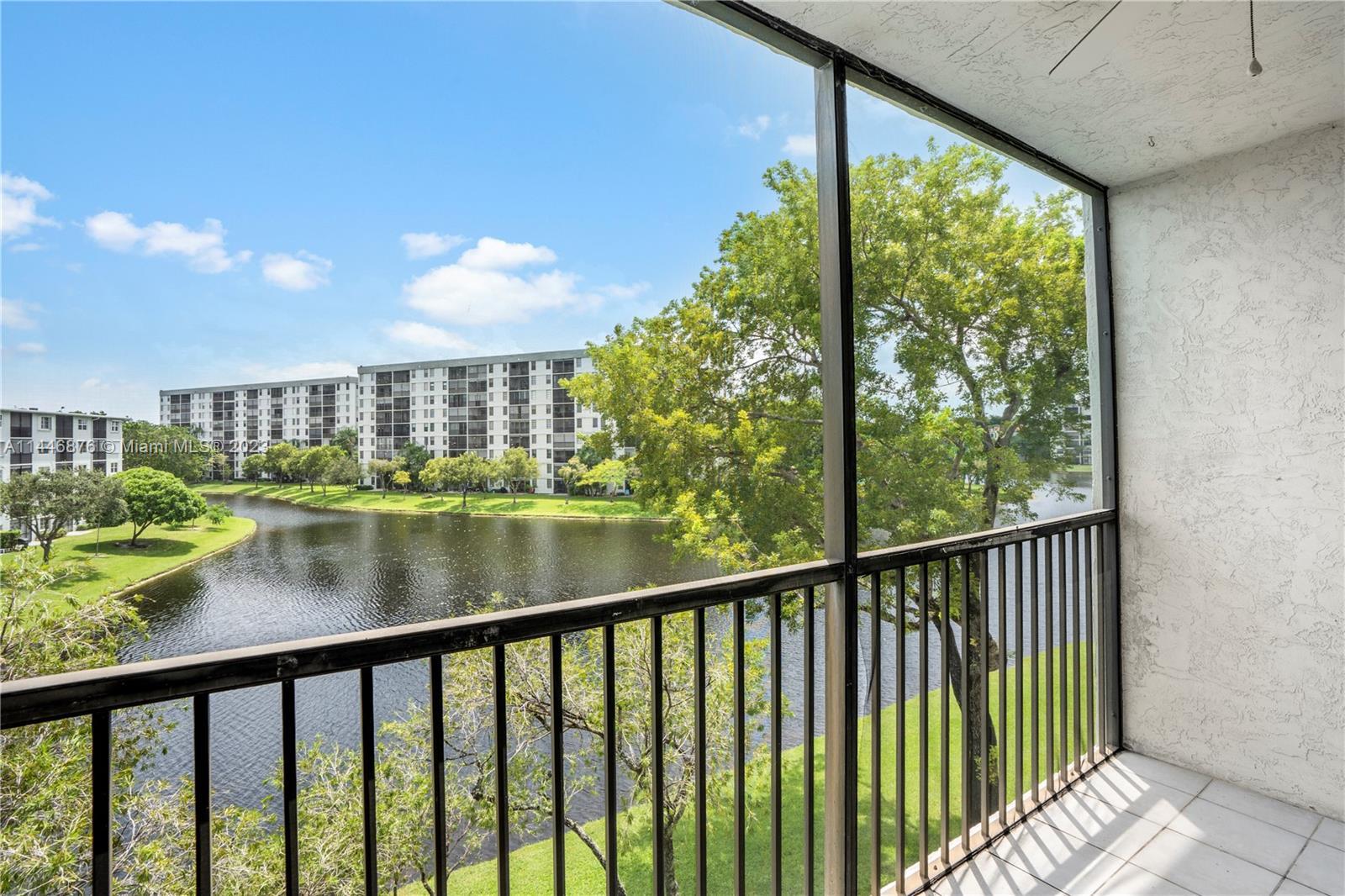 Great property for anyone looking to move in right away! The unit has direct lake view with an amazi