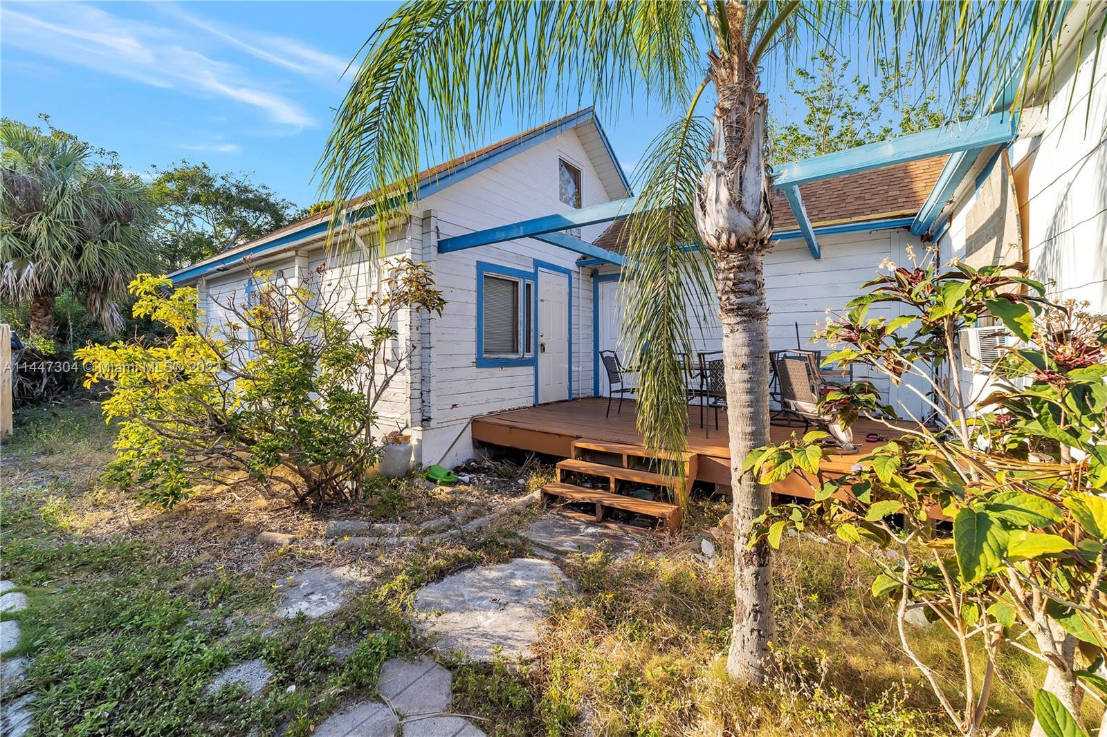 Photo of 611 N Broadway in Lantana, FL