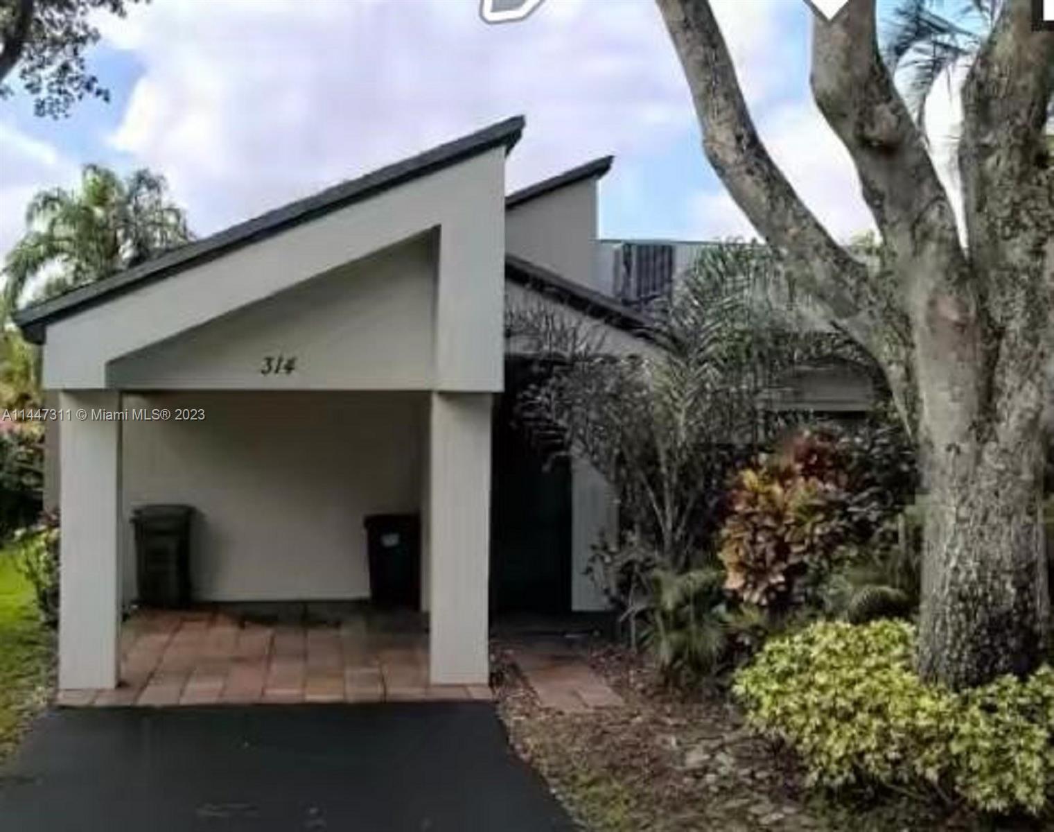 Photo of 314 Fairway Cir #69 in Weston, FL