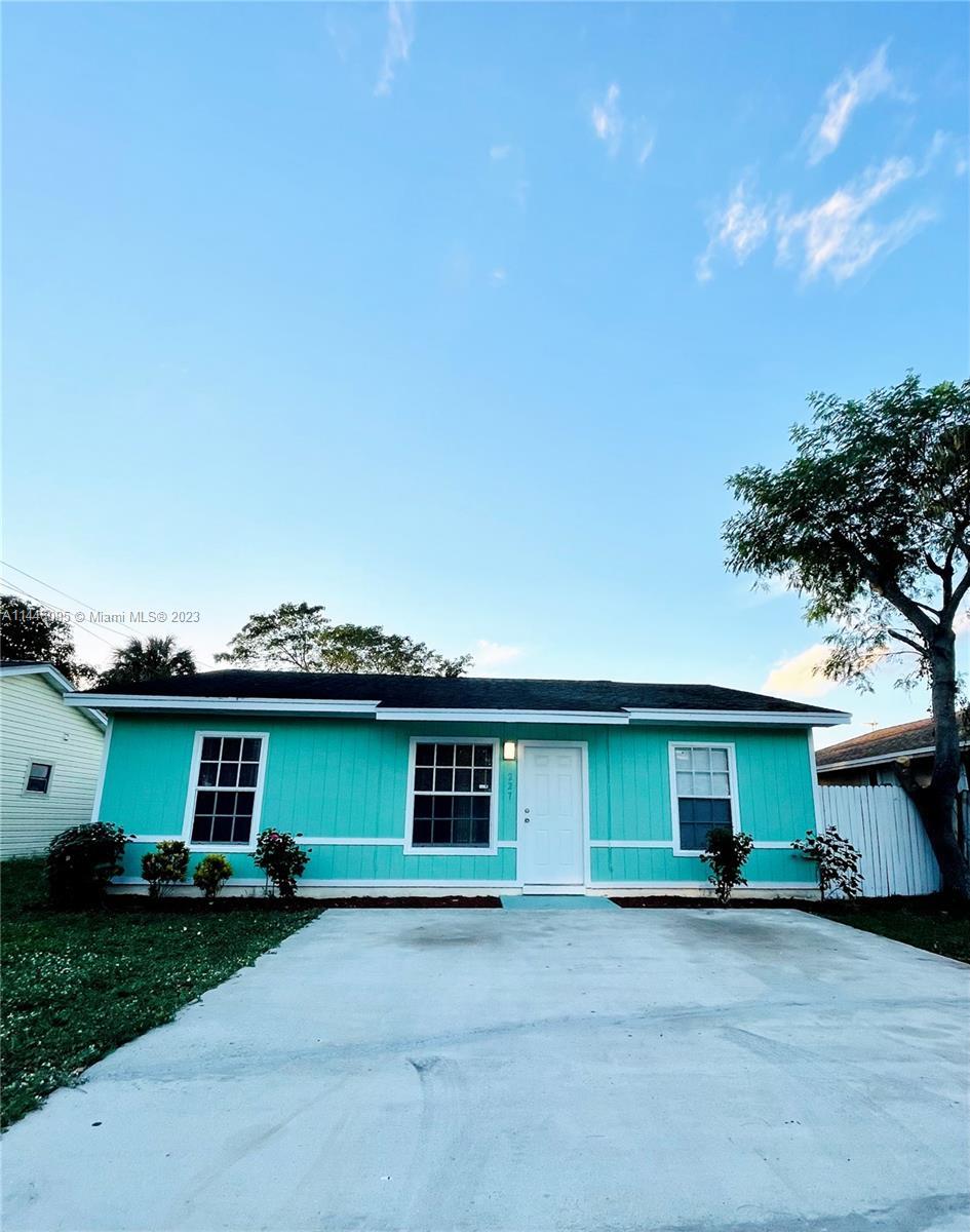 Photo of 227 Caroline Dr in Palm Beach, FL