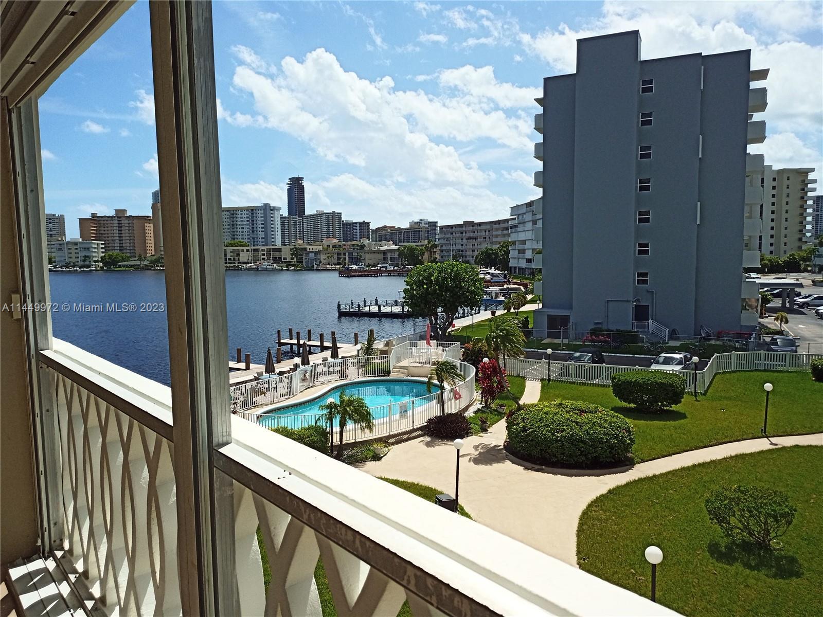 Cozy 1Bd/1Bath unit in smaller Condo Property - 26 units. Unit has great Water view. 4 blocks to the
