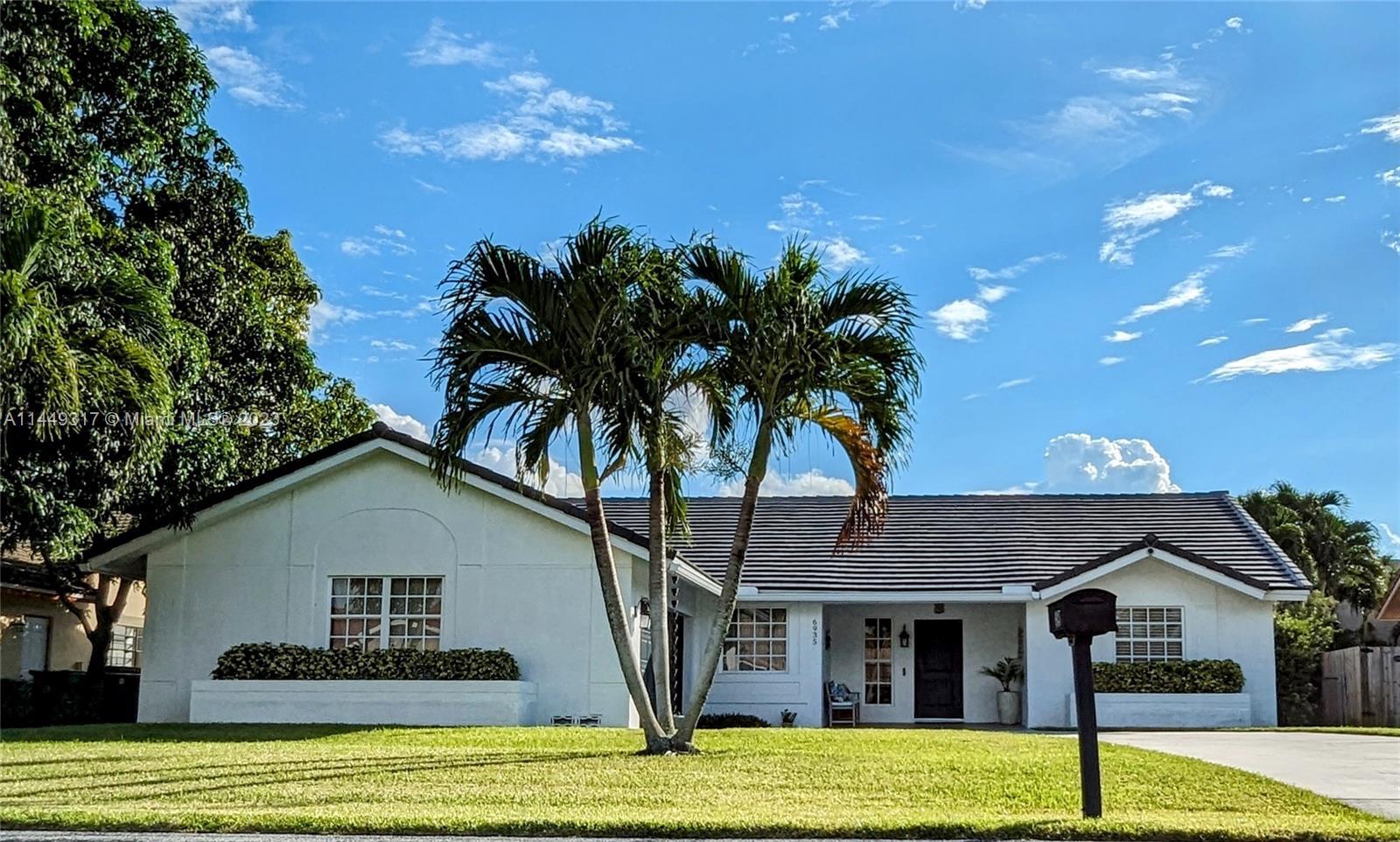 Photo of 6935 W Wedgewood Ave in Davie, FL