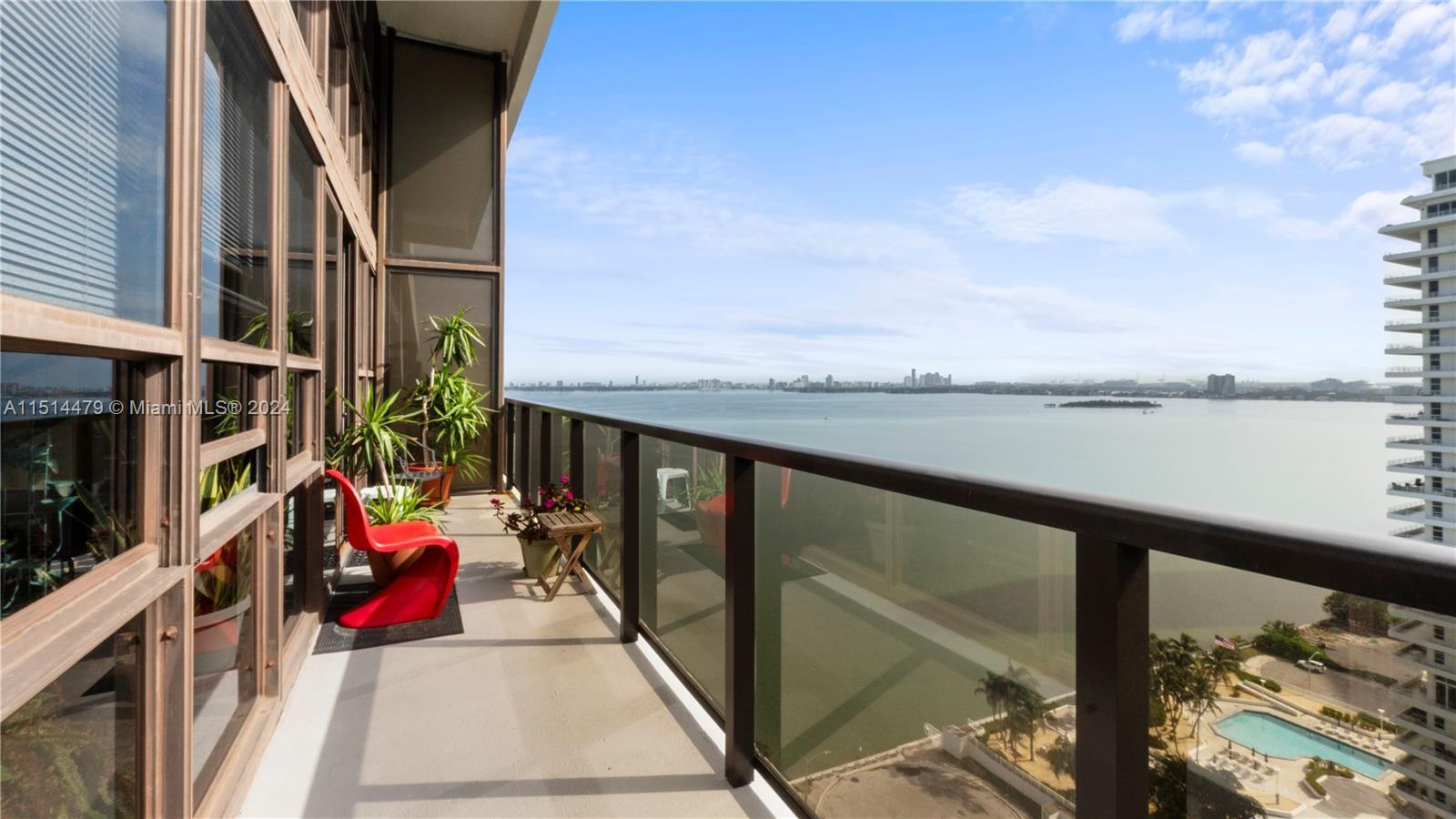 Stunning 2-story penthouse unit with breathtaking bay and city views! This luxurious 2 spacious bedr
