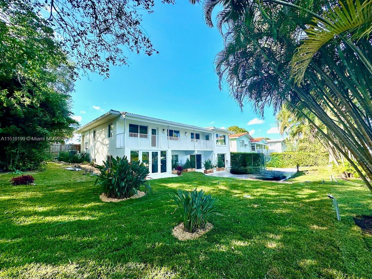 Miami Shores Lake WATERFRONT 4 bed 2/1 baths lake house with 3 bedroom 2 bath on 2nd floor and very 