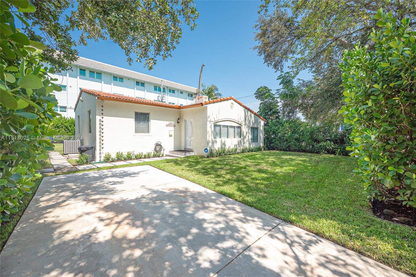 Photo of 806 Monterey St in Coral Gables, FL