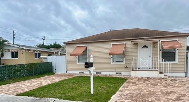 *** Only 4 BLOCKS TO INTRA- COASTAL**Updated 3 Bedroom 2 Baths New Kichen with newer appliances, til