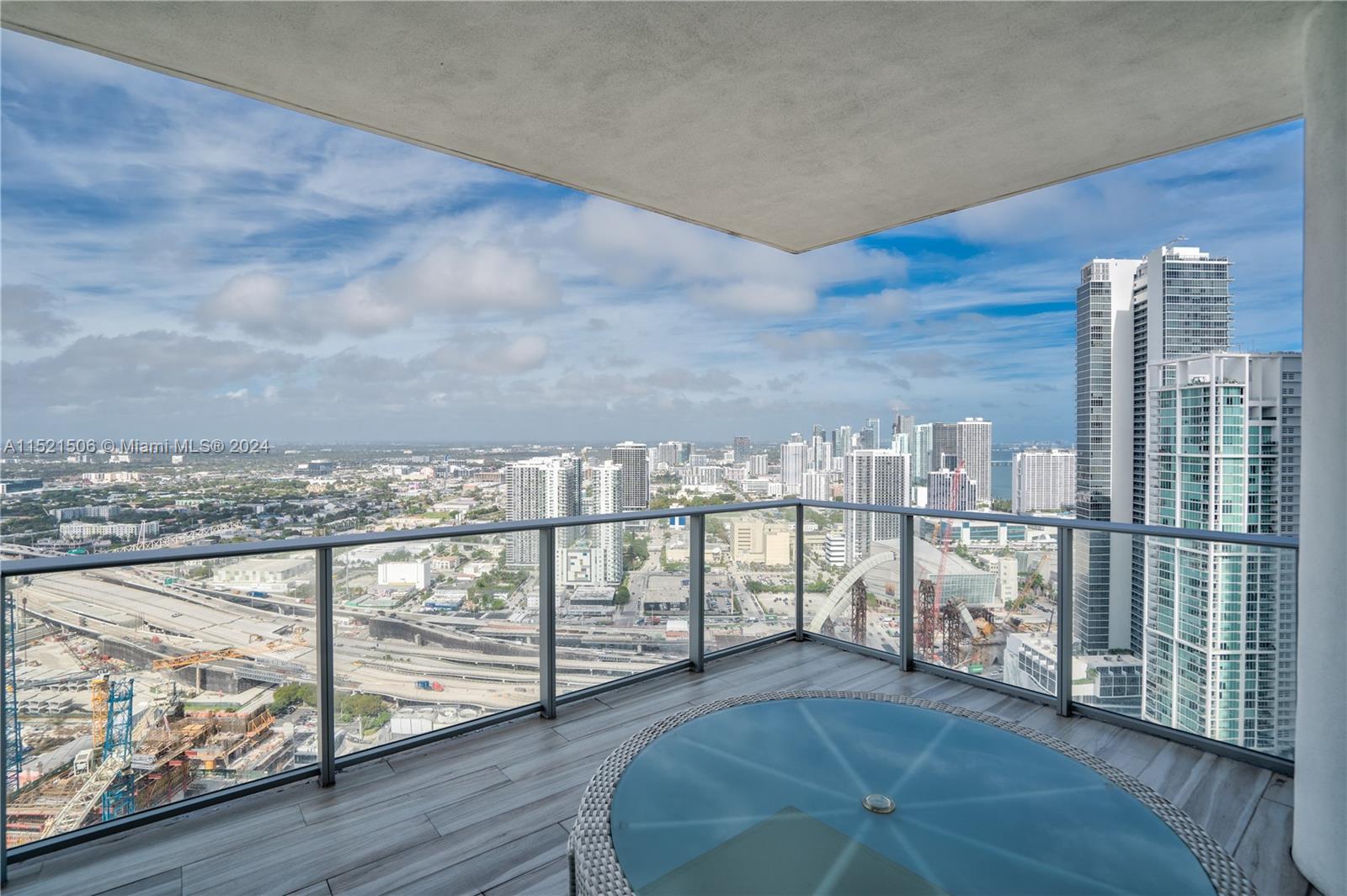 PARAMOUNT Miami Worldcenter, the building with the most amenities in the world including 5 pools, st