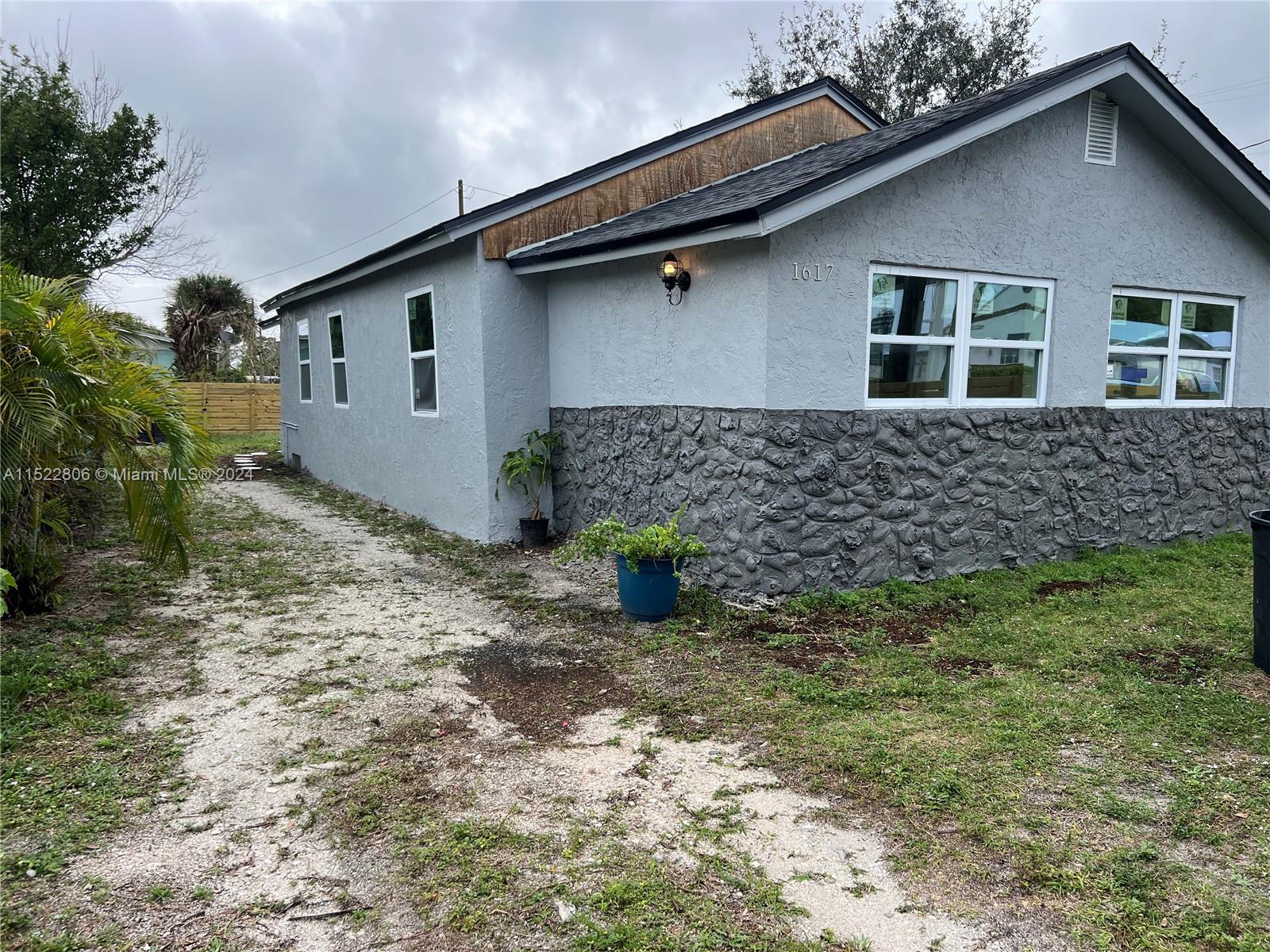 Photo of 1617 E Ave in Fort Pierce, FL