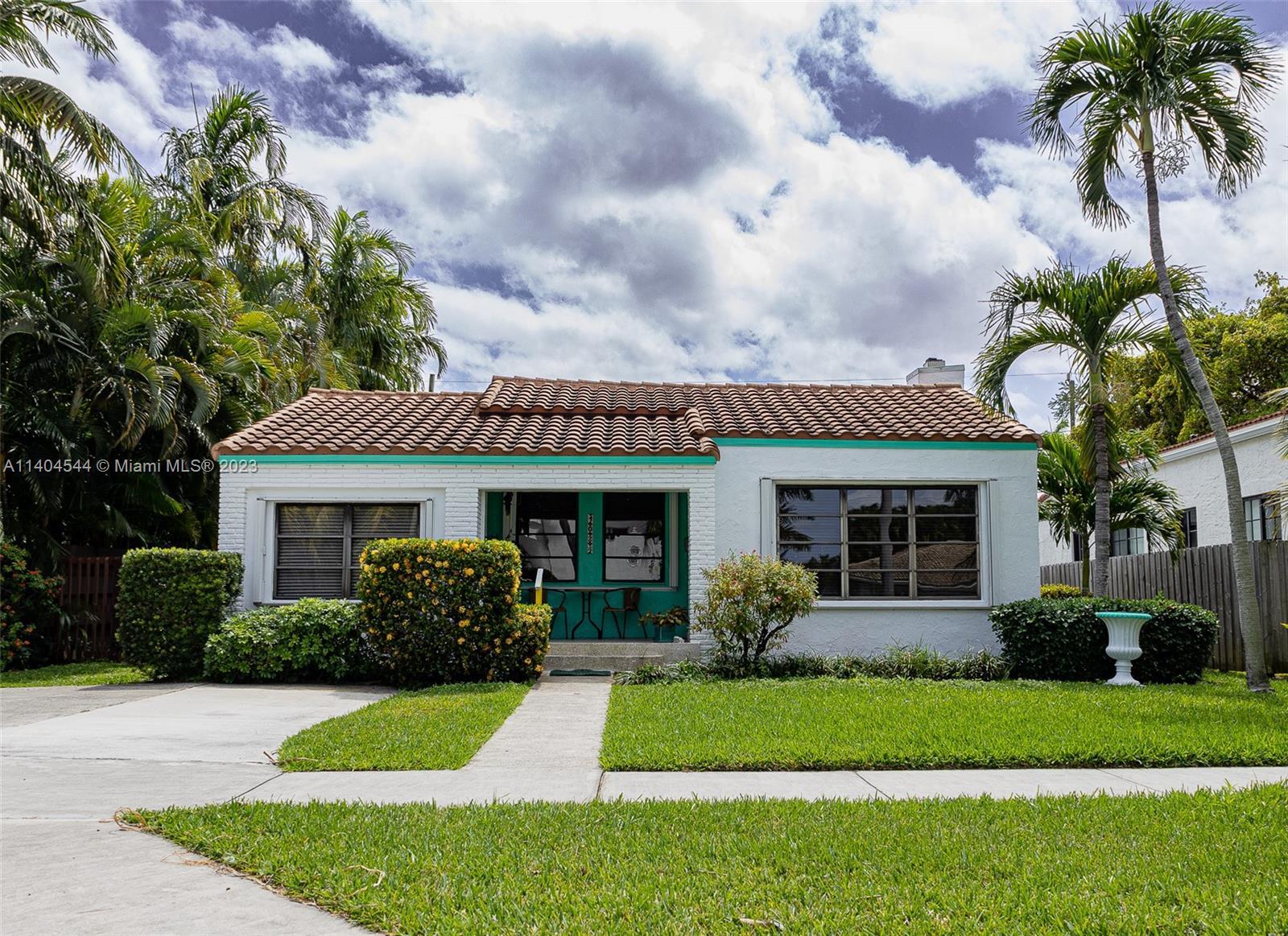 Photo of 1024 Tyler St in Hollywood, FL