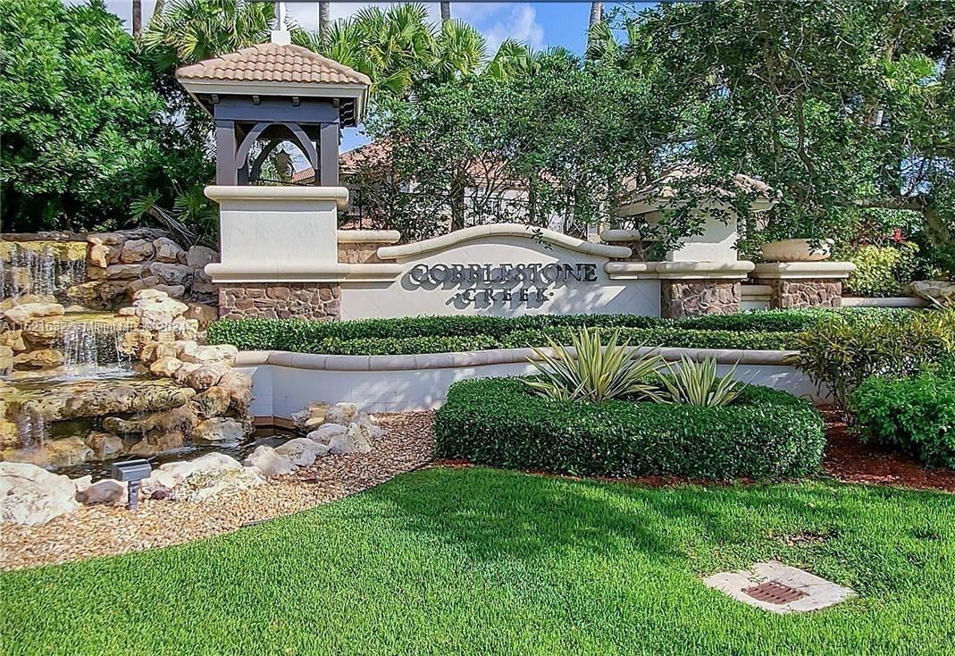 Cobblestone Creek offers the ultimate in luxury living. This beautiful lakefront home has five bedro