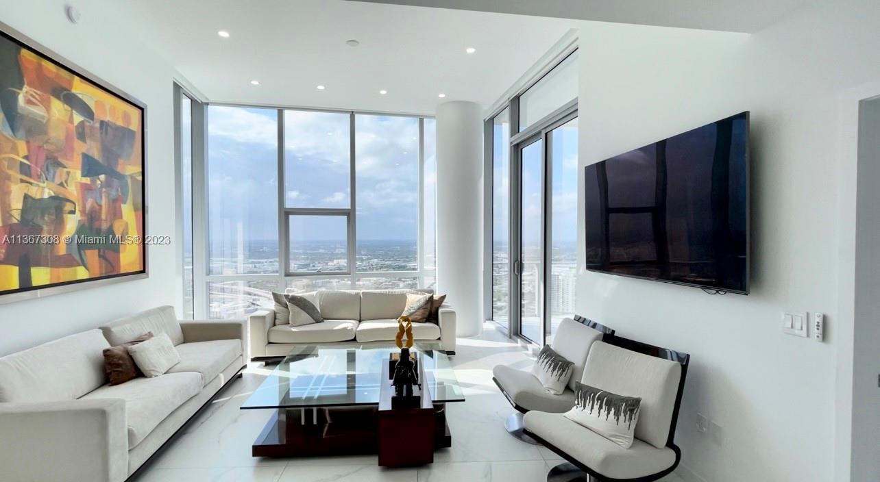 MUST see 2,164 sq. corner unit in Miami’s luxury building PARAMOUNT Miami Worldcenter. Excellent inv