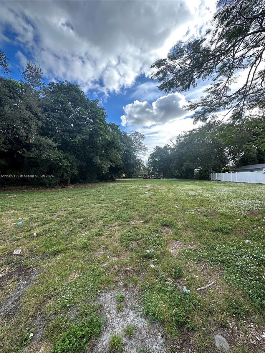 Photo of 100 NW 165th St in Miami, FL