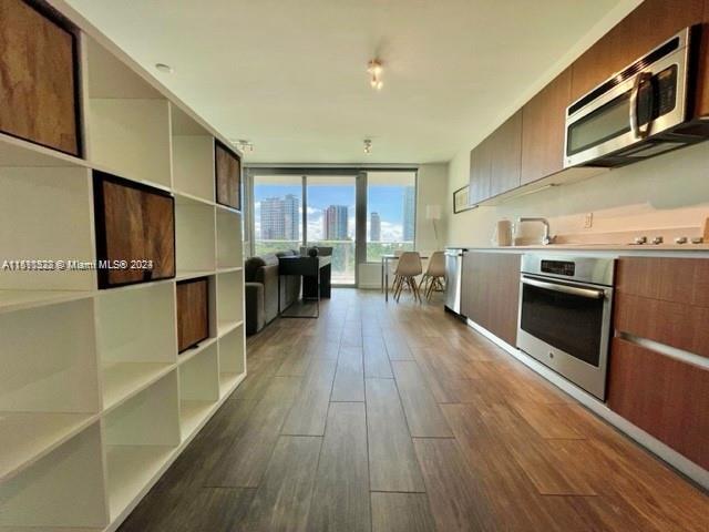 Stunning studio with panoramic park and Brickell skyline views. Le Parc features a concierge/front d