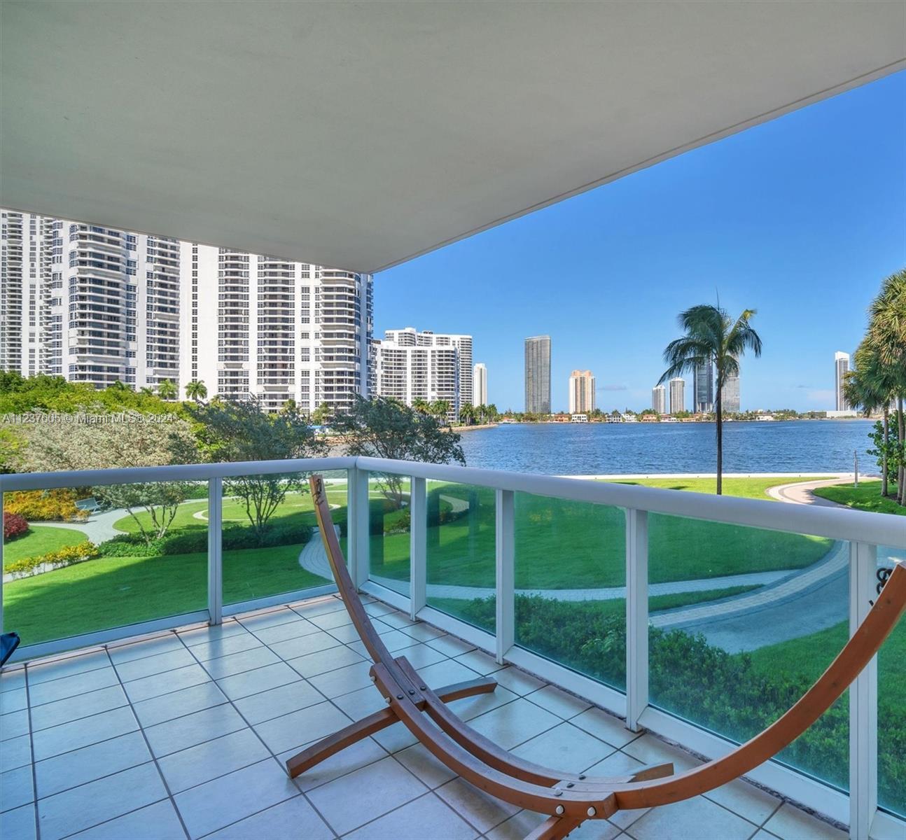 WALK INTO YOUR PALACE!! SPACIOUS 3 BEDS/3.5 BATHS IN AVENTURA. THIS INCREDIBLE CORNER UNIT HAS TO OF