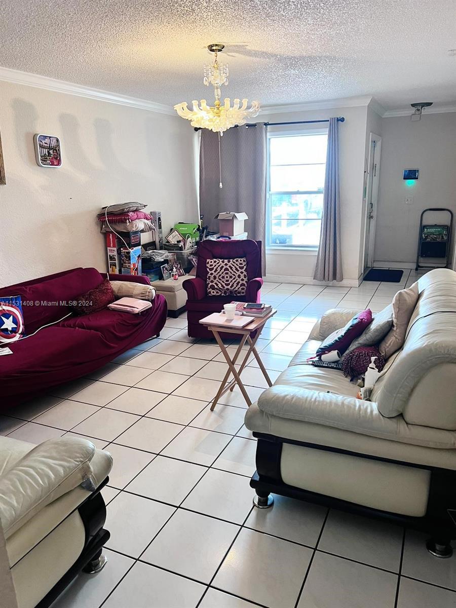 Beautiful and spacious one story townhouse in West Palm Beach. It has 3 bedrooms and 2 bathrooms. Pr