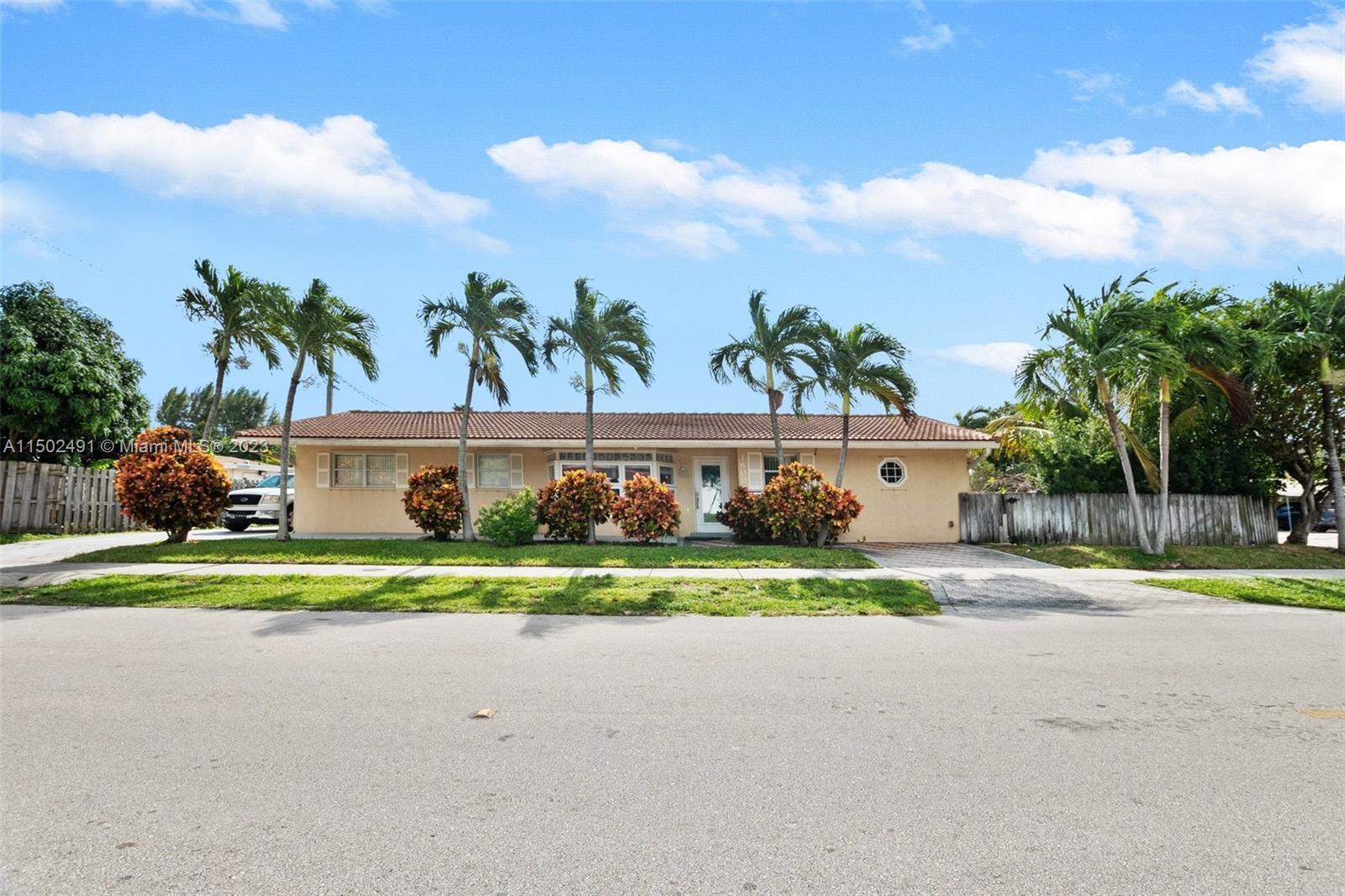 Beuritfully updated, large florida room, plenty of parking available. Close to major attractions, Ki