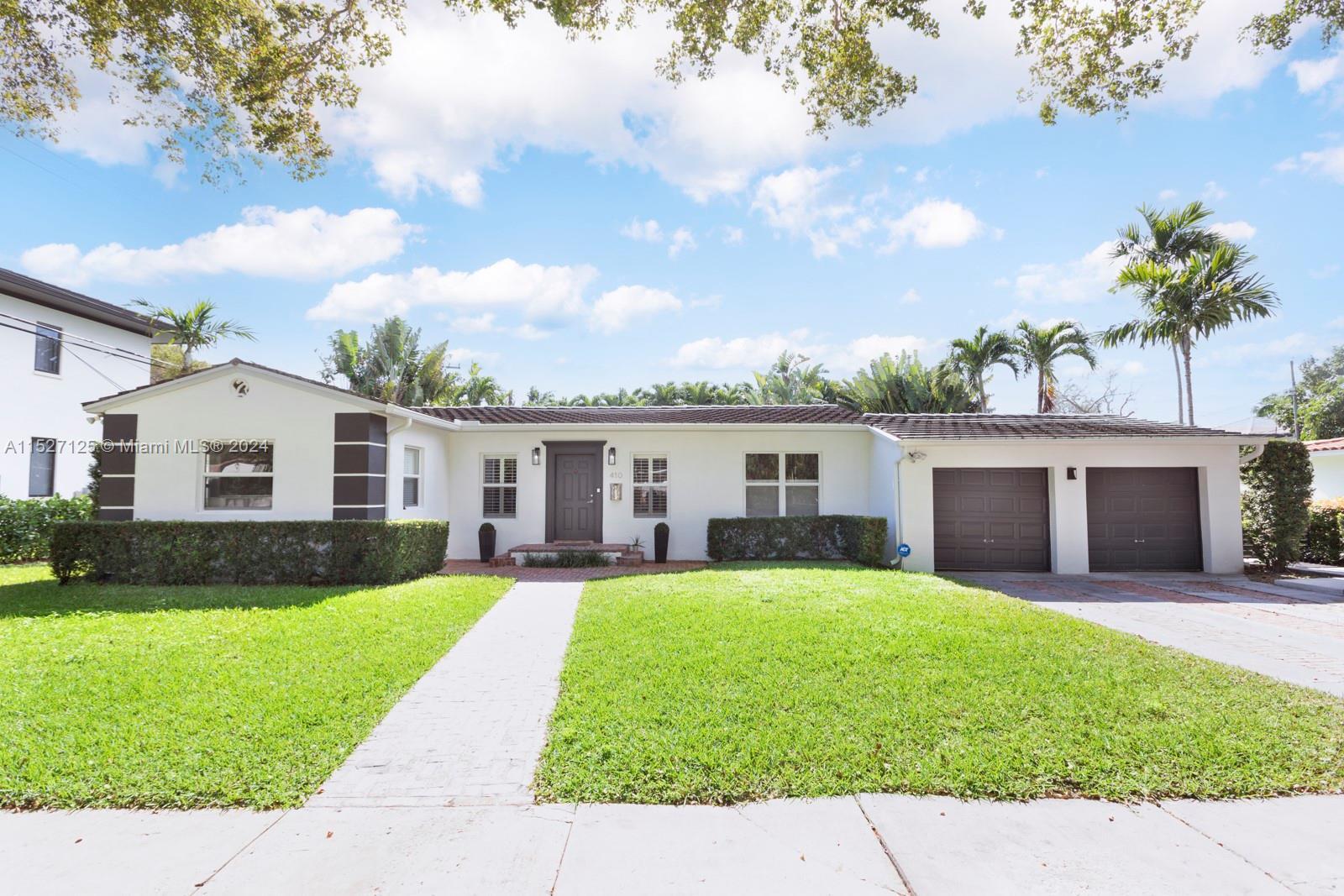 Charming 1-story house at Coral Gables, over a 12.500 SqFt Lot. Spacious living areas, 3 bedrooms wi