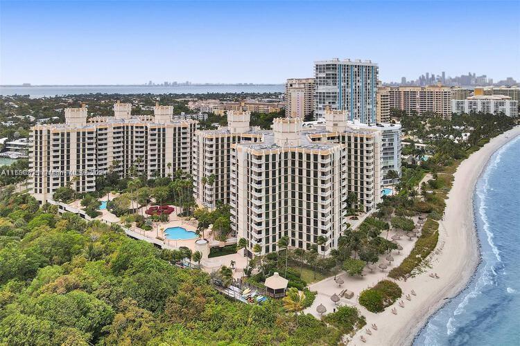 Unique 3 bed, 2 bath apartment in Key Biscayne with new kitchen, bathrooms and flooring.
This spaci