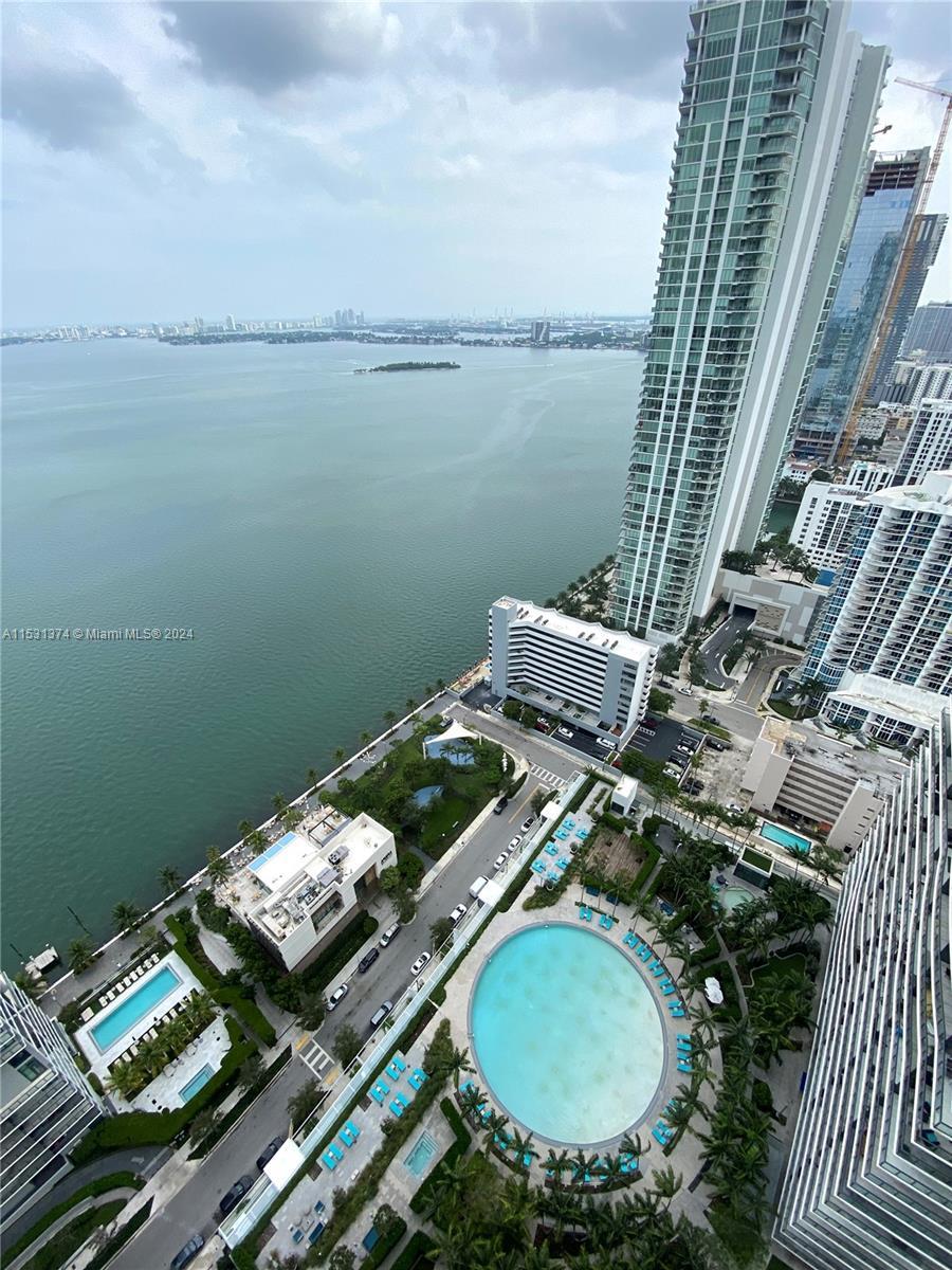 BREATHTAKING WATERFRONT VIEWS !!   EDGEWATER is the place to be!!    Minutes away from MIDTOWN, Miam