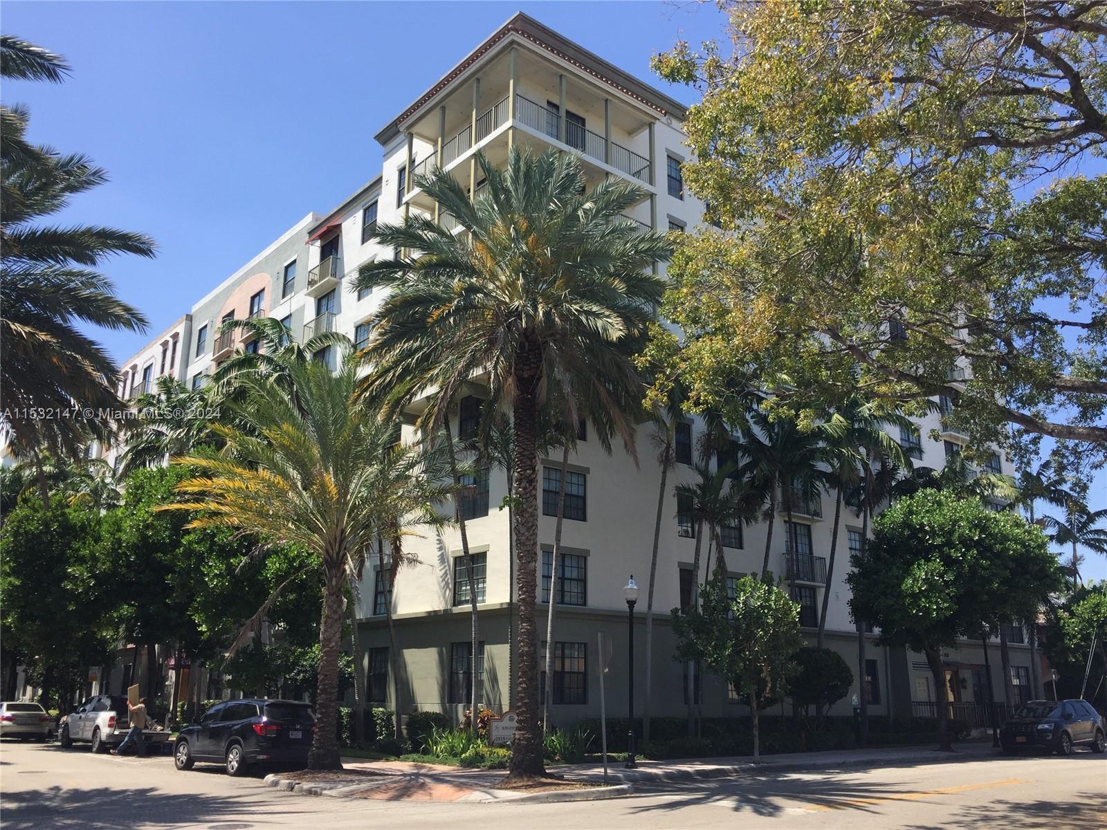 LARGEST ONE BEDROOM CONDO AT REGENT PARK IN DOWNTOWN HOLLYWOOD, CORNER UNIT WITH WASHER AND DRYER IN