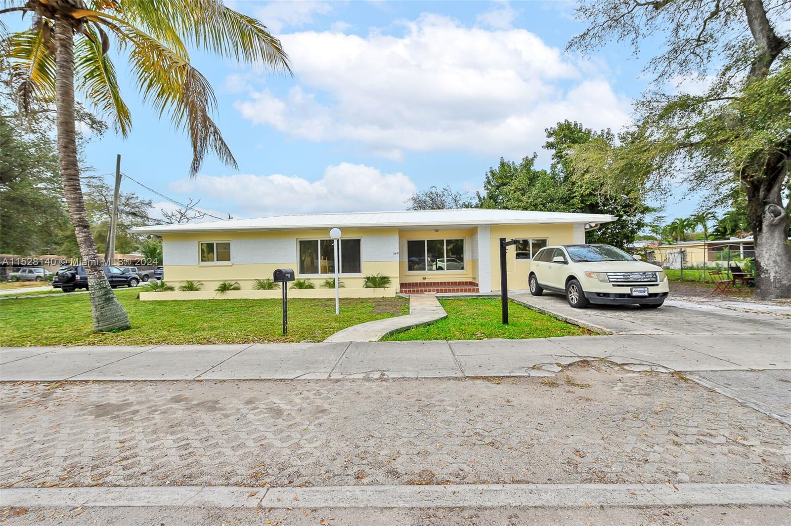 Photo of 2481 NW 14th St in Miami, FL