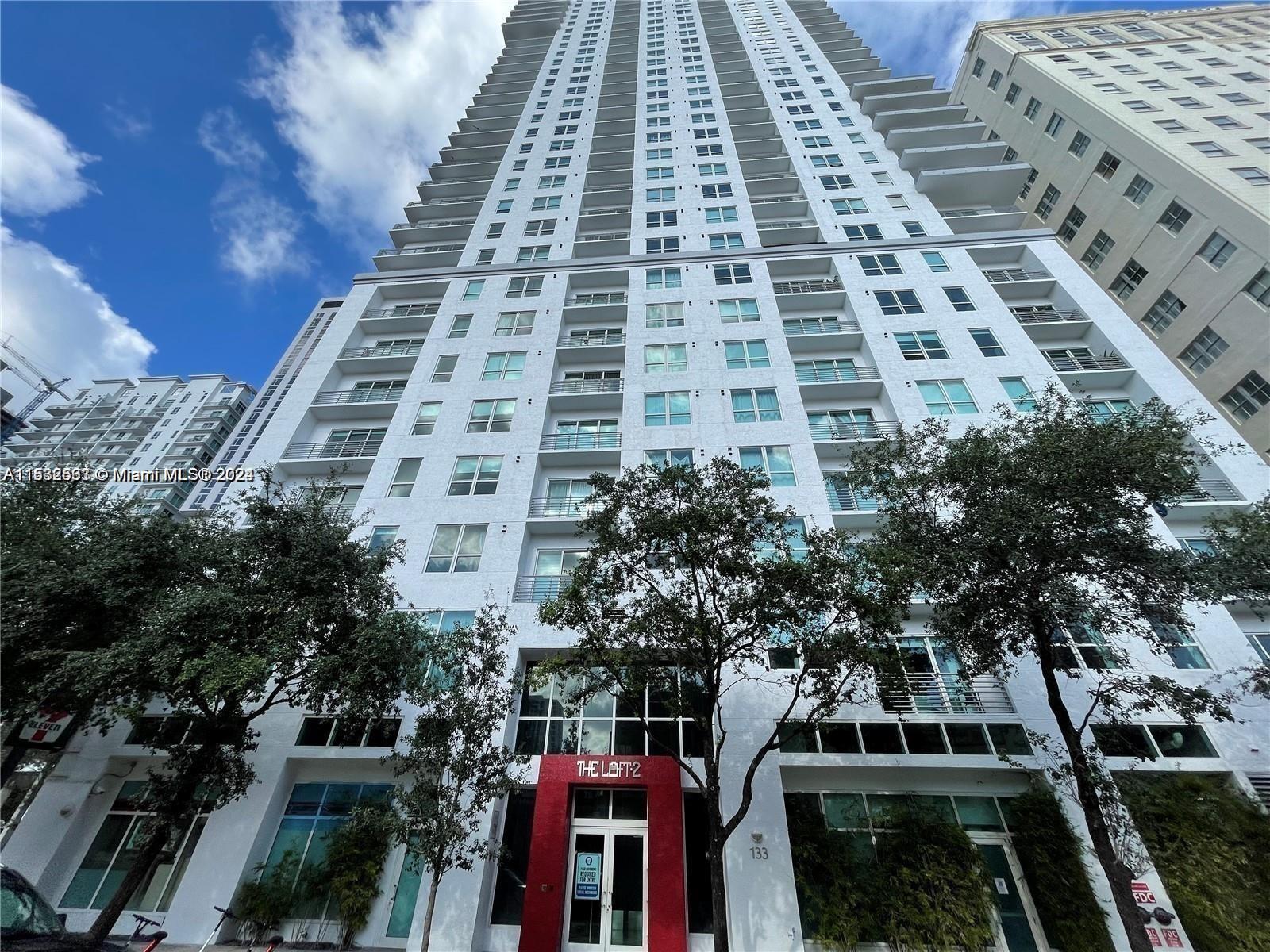 Nice unit with panoramic views of downtown and bay, concierge 24 hrs., concrete floors and ceiling, 
