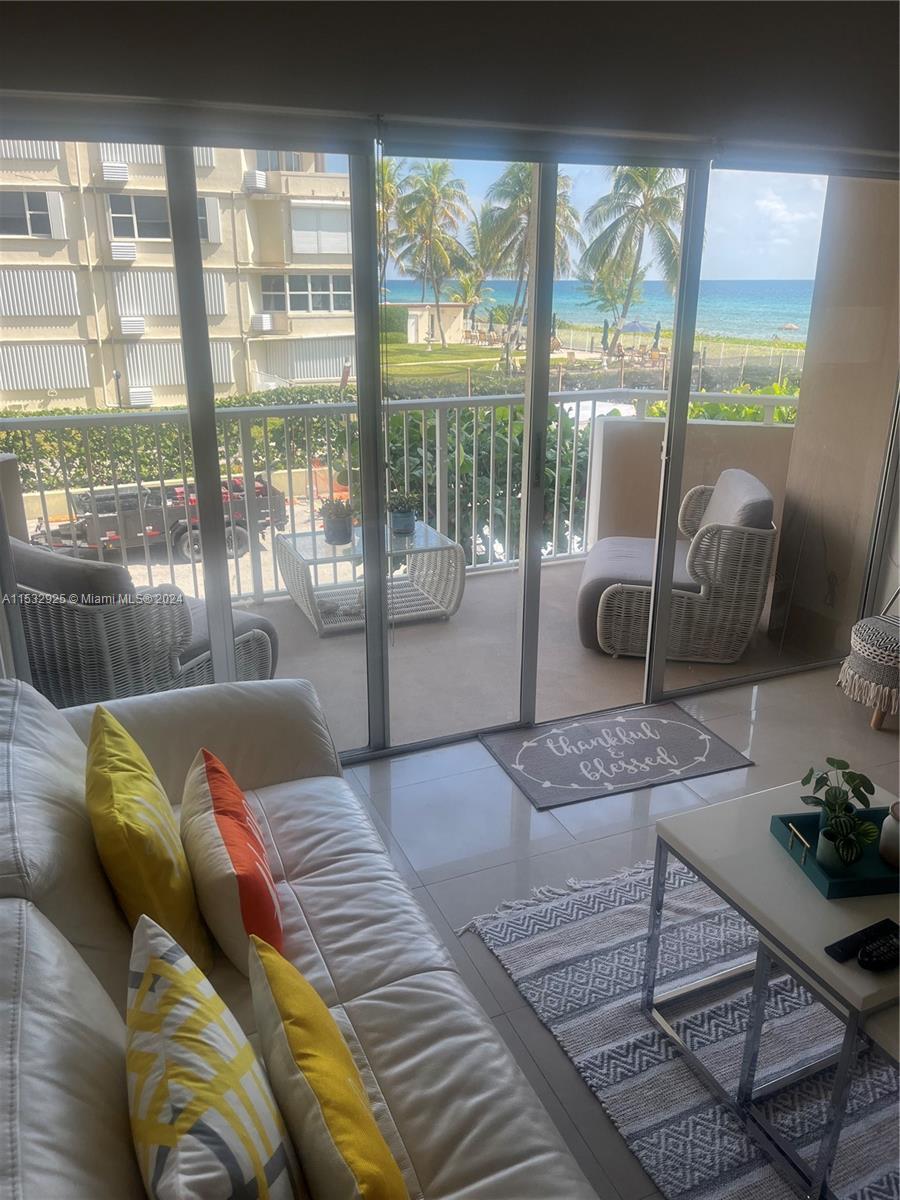BRIGHT UNIT WITH OCEAN VIEW IN A DESIRABLE HEMISPHERE CONDO. GET A LIFESTYLE AND LOCATION. CONDO OFF