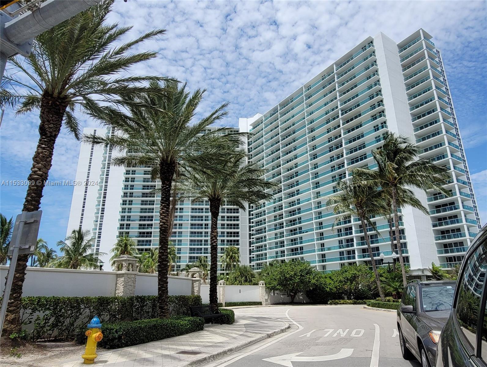 Renovated and fully furnished condo unit featuring 2b/2b in Sunny Isles Beach, across the ocean. Uni