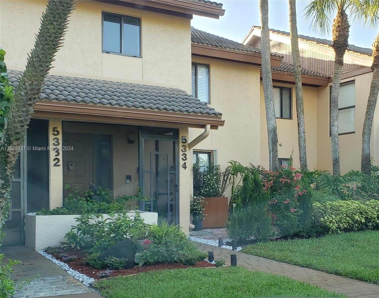 Unique 3 bedroom 2baths, large enclosed balcony overlooking golf course, large beautiful kitchen, 2 