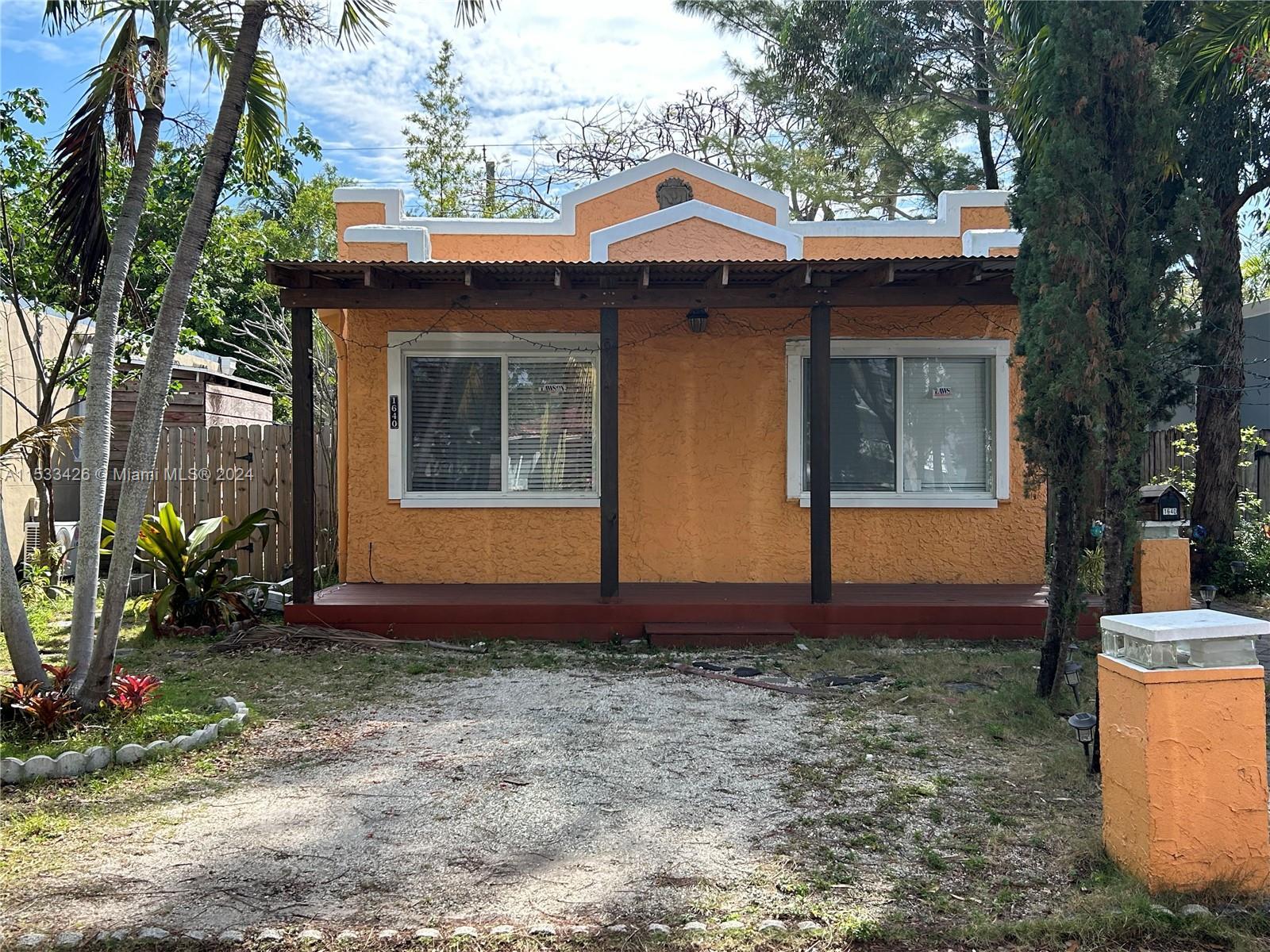 Available 2BR/1BA single-family home with a backyard in East Hollywood. It is located near downtown 